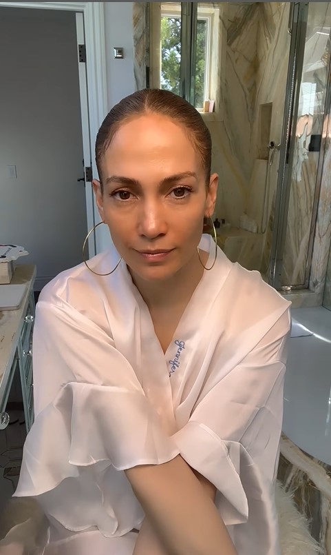 Jennifer López terminó su tutorial con sus icónicos aros "obligatorios para el look" y arreglando los "cabellos de bebé" del contorno de su cara
Foto: Instagram/Jlo