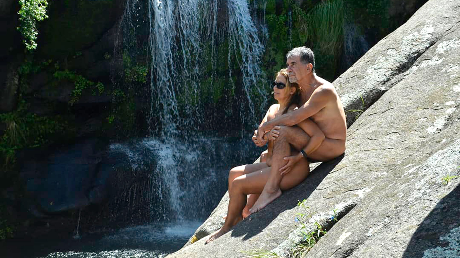 Son una pareja nudista y promueven el turismo al desnudo: las preguntas  sexuales que todos les hacen - Infobae