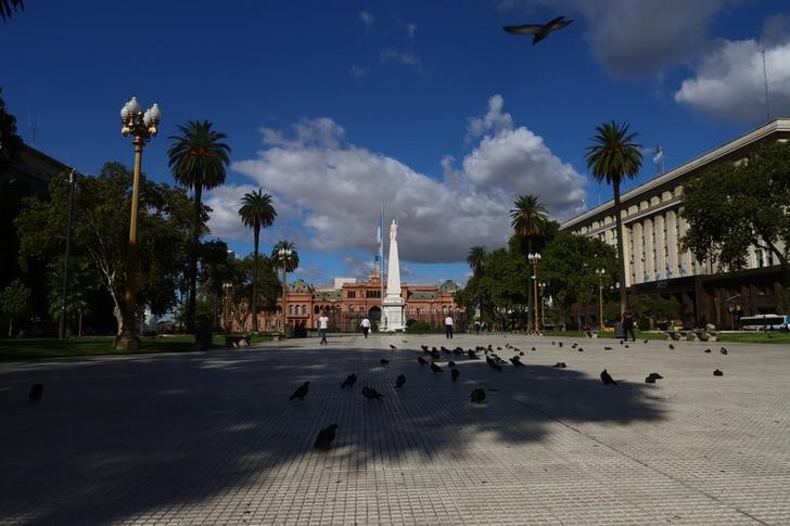 Plazas vacías. Los primeros días la cuarentena fue estricta. REUTERS/Matías Baglietto.
