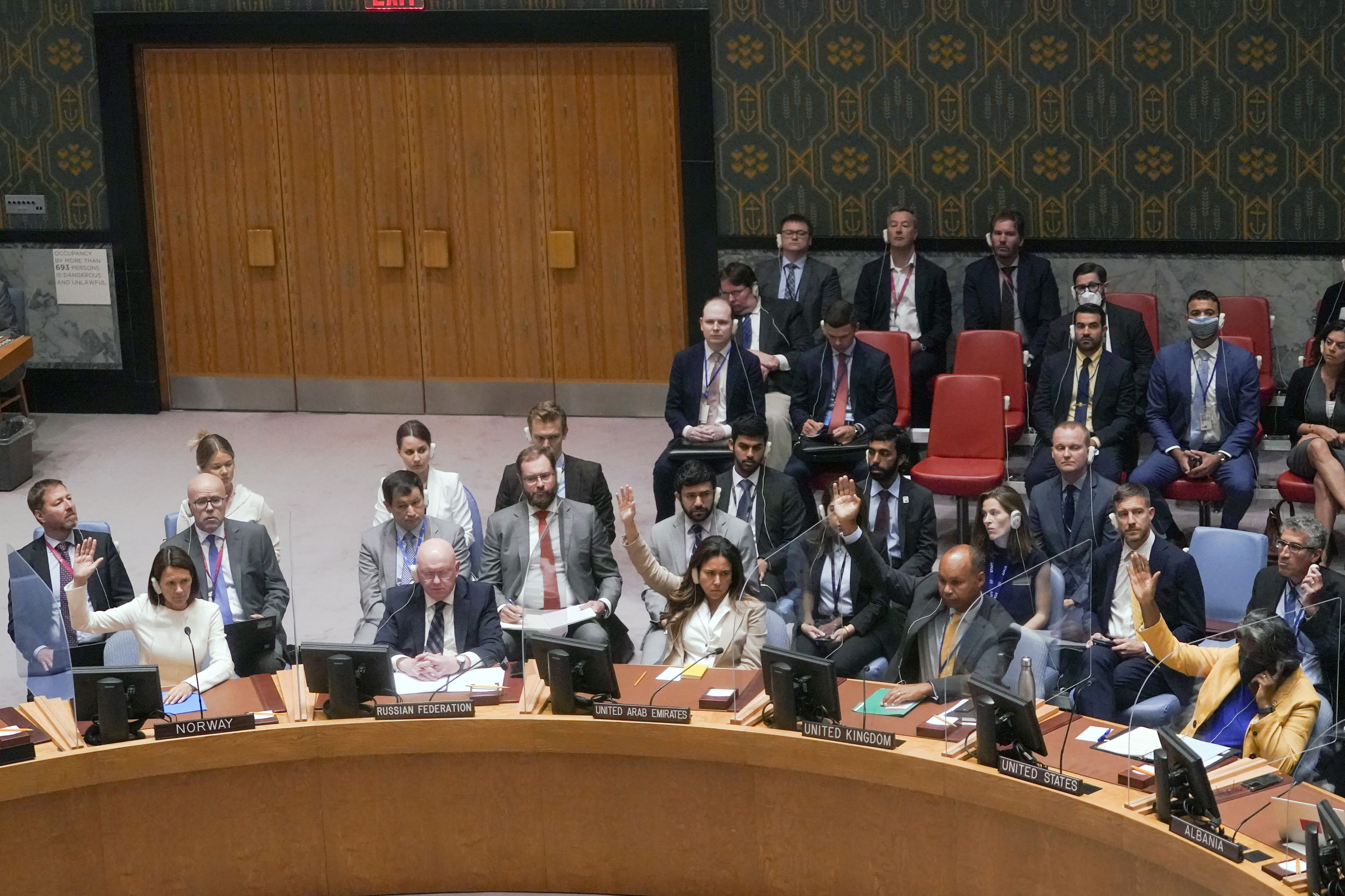 ARCHIVO - Los miembros del Consejo de Seguridad de las Naciones Unidas realizan una votación de procedimiento sobre si permitir que el presidente ucraniano Volodymyr Zelenskyy se dirija a la reunión sobre amenazas a la paz y la seguridad internacionales a través de un enlace de video, el 24 de agosto de 2022, en la sede de las Naciones Unidas.  (Foto AP/Mary Altaffer, archivo)

