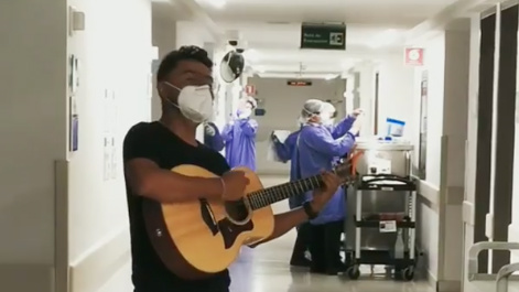 Alex Campos cantó en el hospital donde su padre se encuentra hospitalizado  por COVID-19 - Infobae