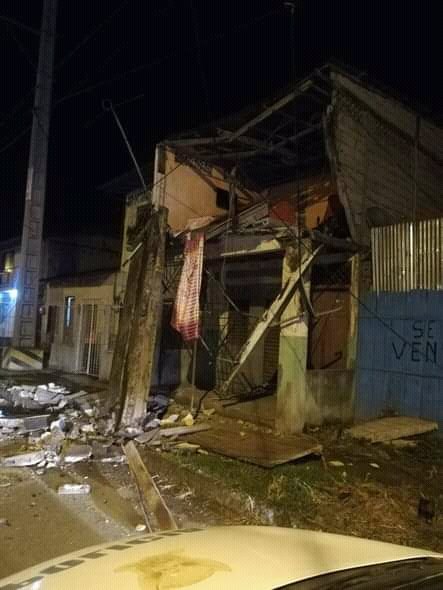 El sismo destruyó casa en la población de Esmeraldas. (Twitter)
