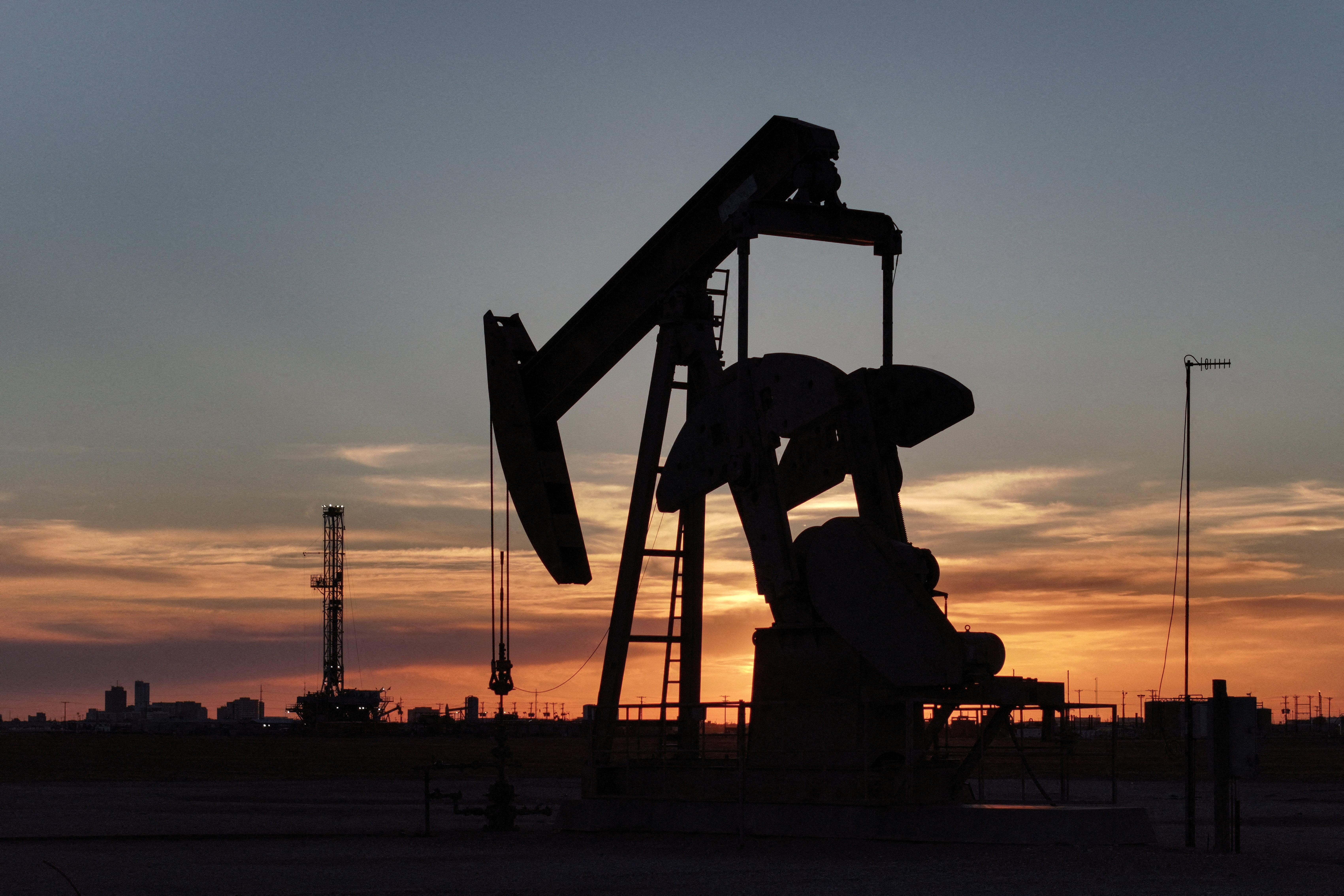 El precio del petr&oacute;leo cay&oacute; un 4% tras el anuncio de acuerdo entre EEUU e Ir&aacute;n y el alivio en el estrecho de Ormuz 