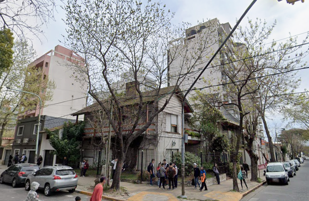 Tragedia en Quilmes: un bebé de 12 días murió después de que una palta le cayera en la cabeza