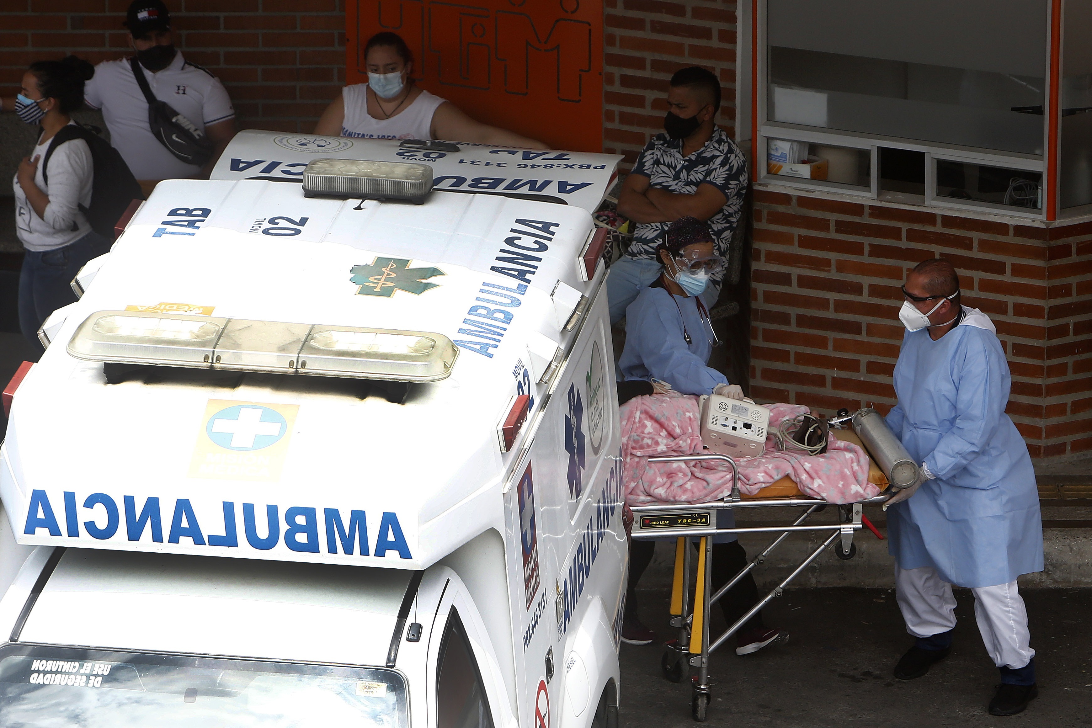Personal sanitario transporta un paciente en el Hospital General de Medellín (Colombia), en una fotografía de archivo. Foto: EFE/Luis Eduardo Noriega A
