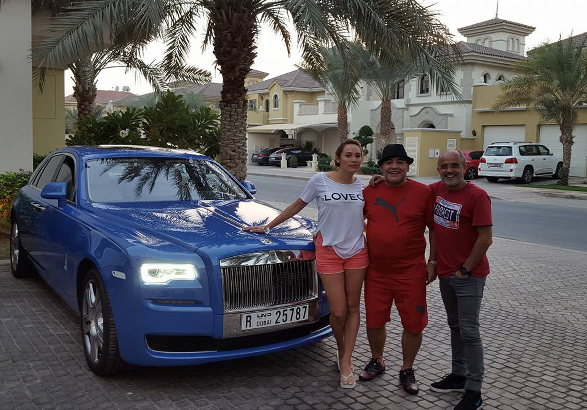Maradona, junto a Rocío Oliva y el periodista Daniel Arcucci, en el exclusivo barrio. Y el Rolls Royce que quedó en Dubai