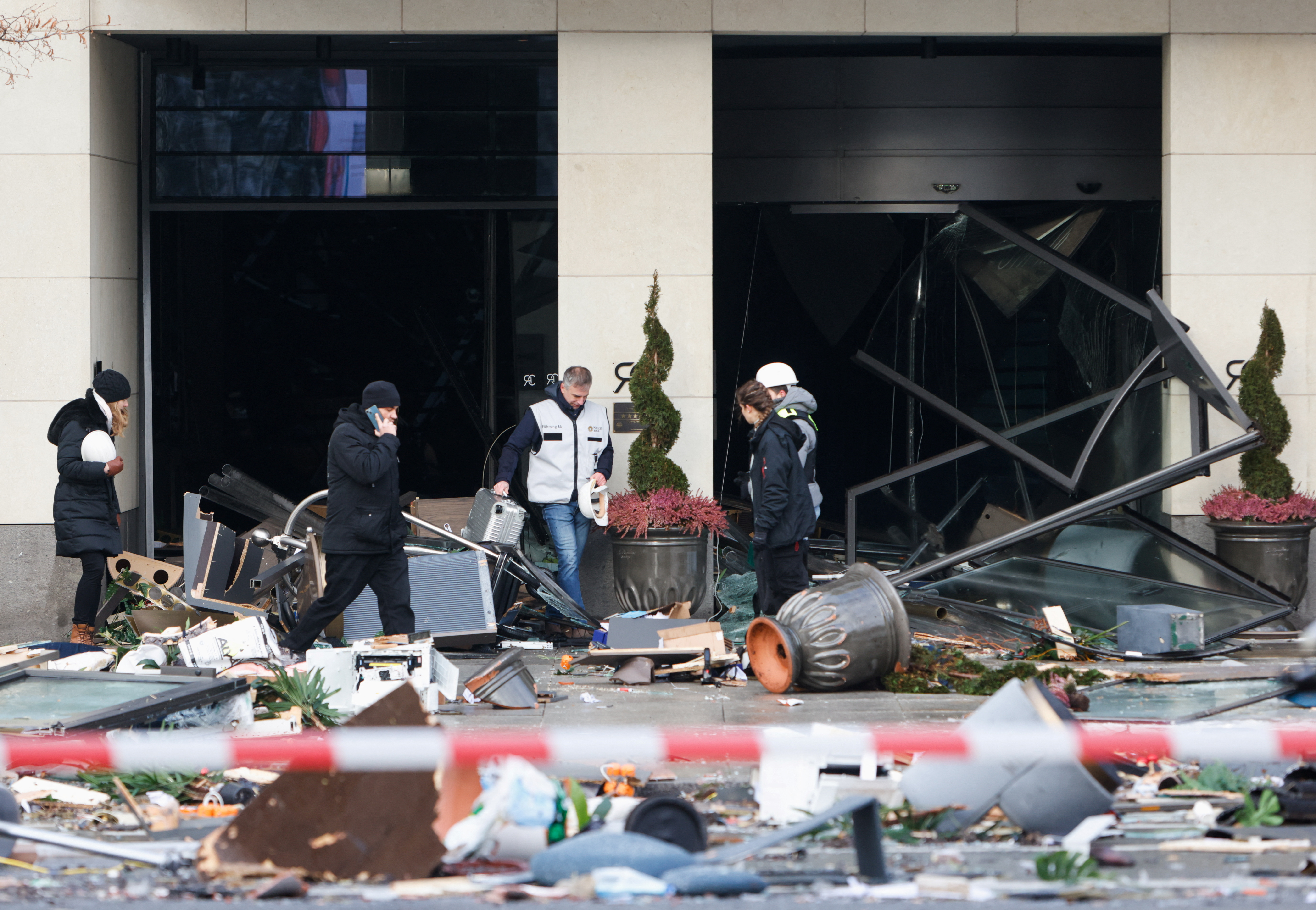 Los servicios de emergencia trabajan en una calle frente a un hotel después de una explosión y fuga del acuario AquaDom en el centro de Berlín