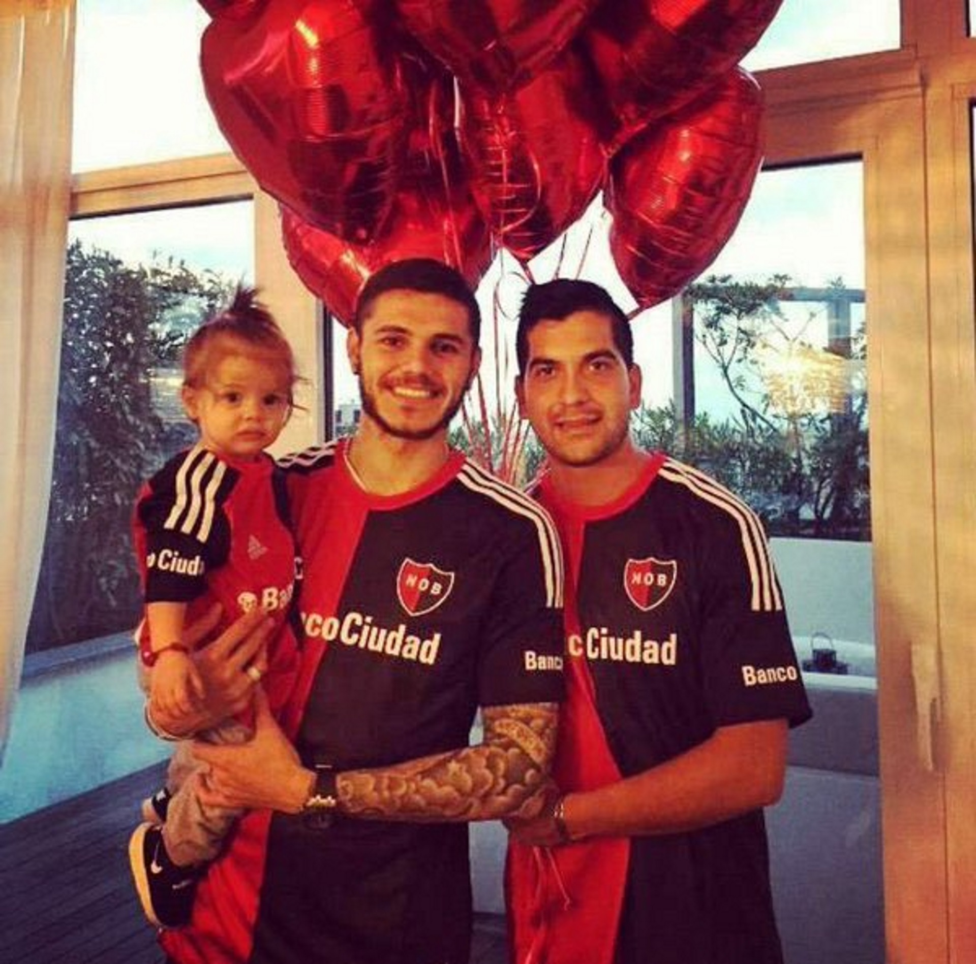Icardi en una de las fotos que compartió con camiseta de Newell's