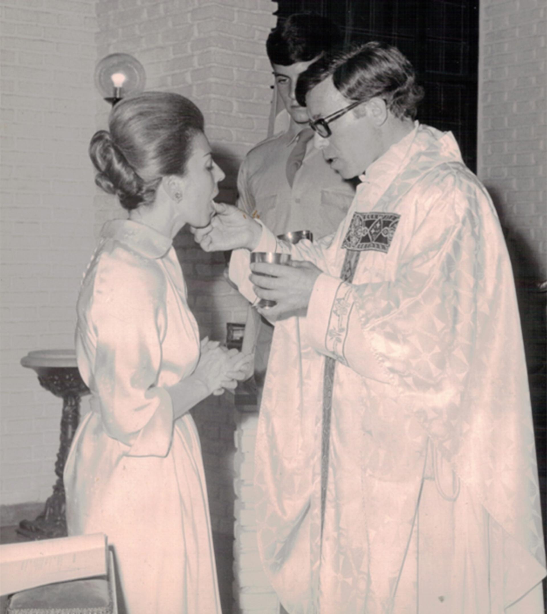 Isabel Perón comulgando en la capilla de Olivos