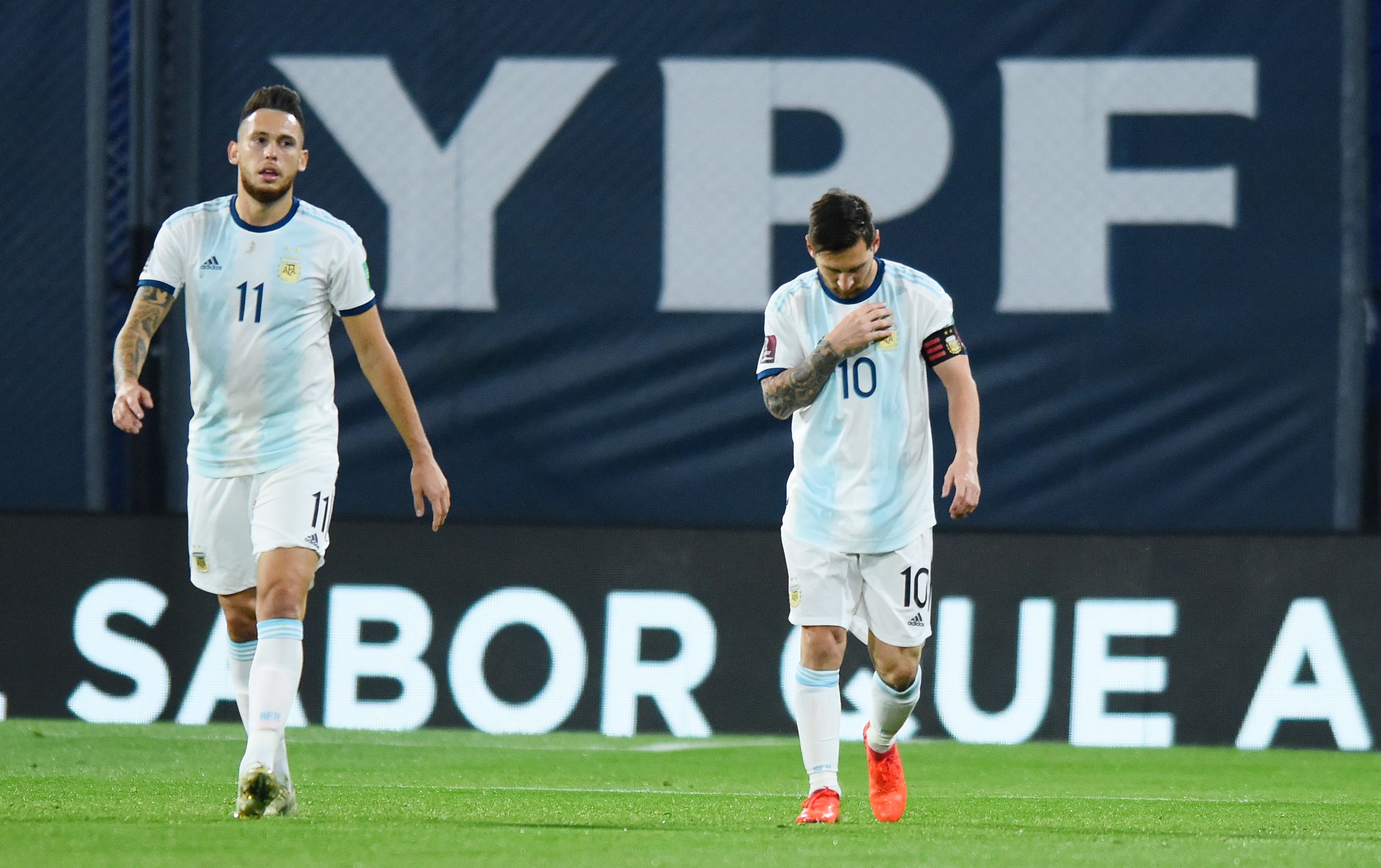 Messi se persigna tras su gol, acompañado de Ocampos, su socio en la jugada del penal (REUTERS/Marcelo Endelli)
