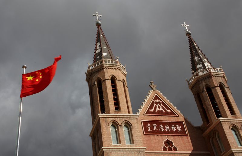 Imagen de archivo de la bandera china junto a una iglesia católica subterránea en la localidad de Huangtuang, China, el 30 de septiembre de 2018 (REUTERS/Thomas Peter)