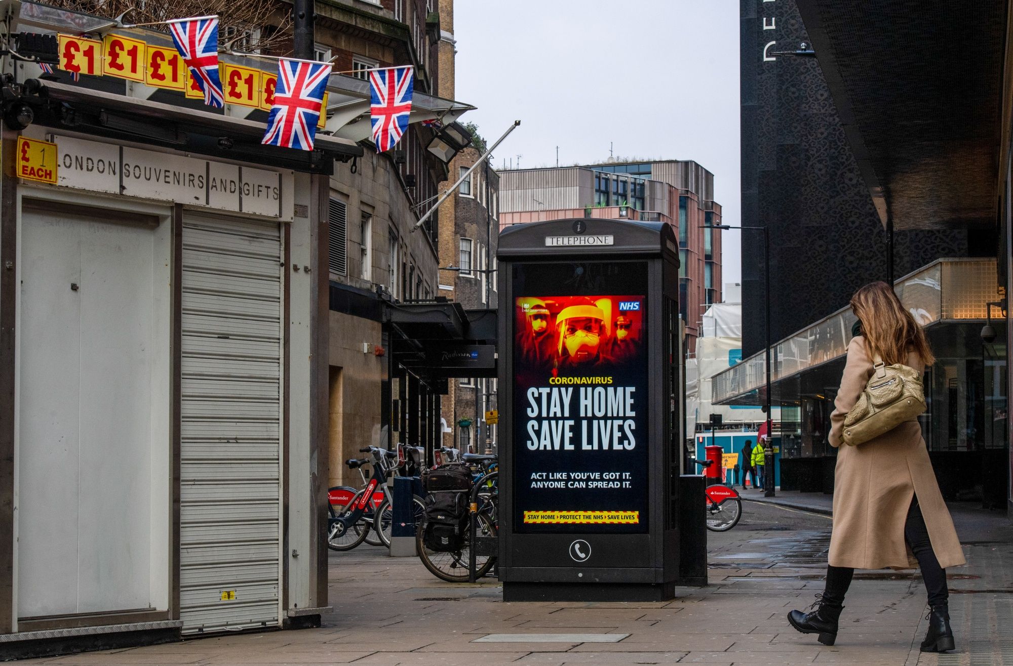 Una mujer camina en una desierta Oxford Street en Londres (Bloomberg)
