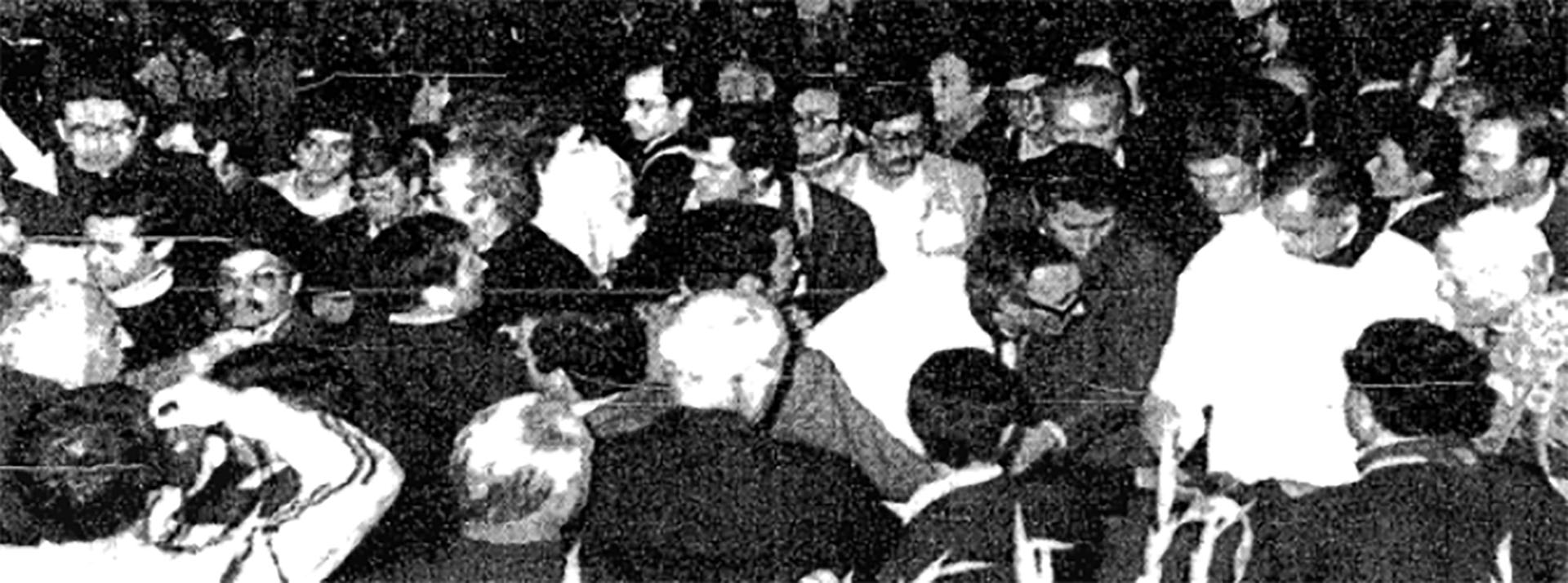 A la izquierda, la flecha indica el lugar donde está el sacerdote Juan María Fernández y Krohn en el momento de atacar a Juan Pablo II en Fátima (AP)
