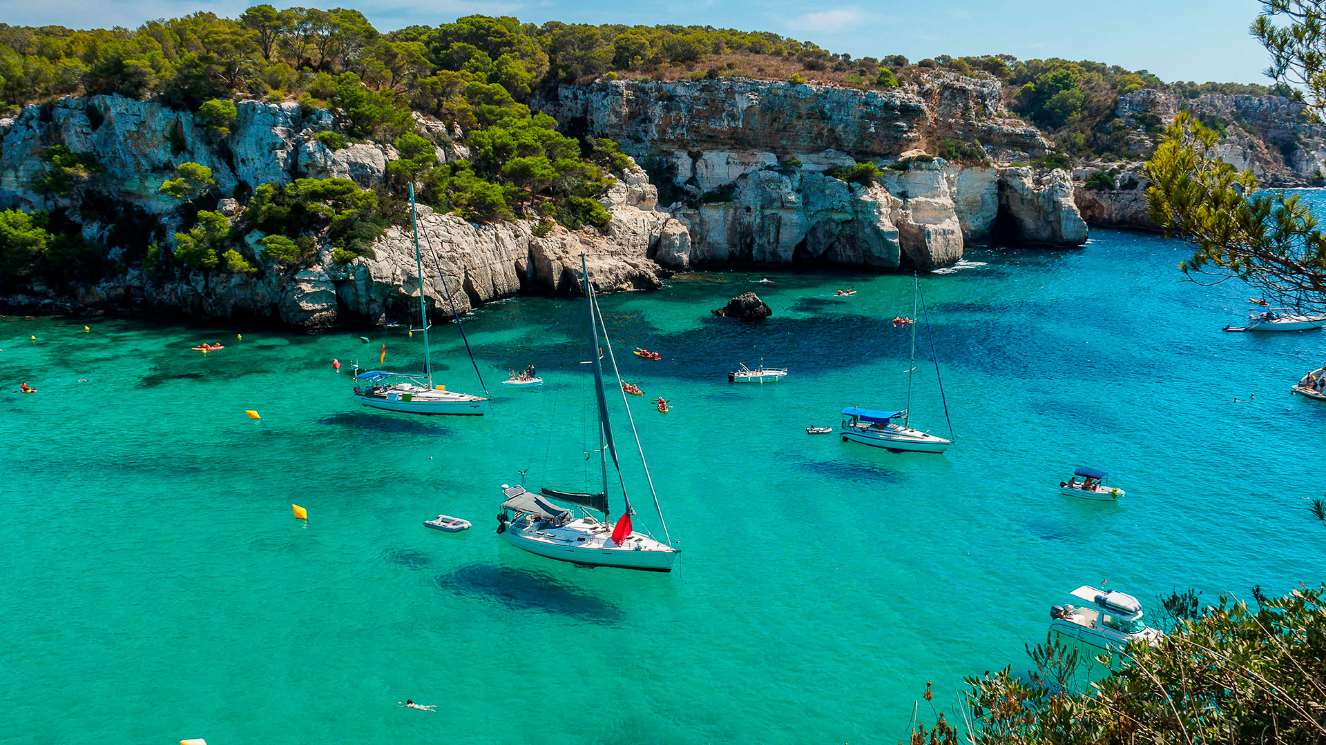 La turística isla española de Menorca limitará la cantidad de vehículos en circulación