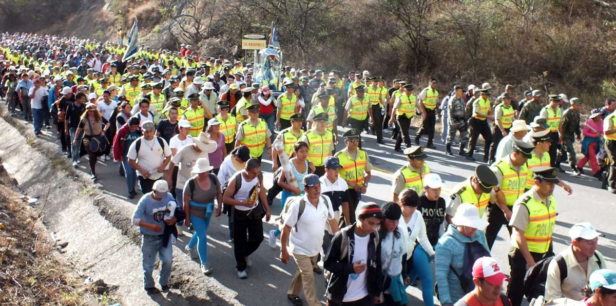 Durante la peregrinación la imagen está acompañada por un anillo de seguridad. (Complice FM)