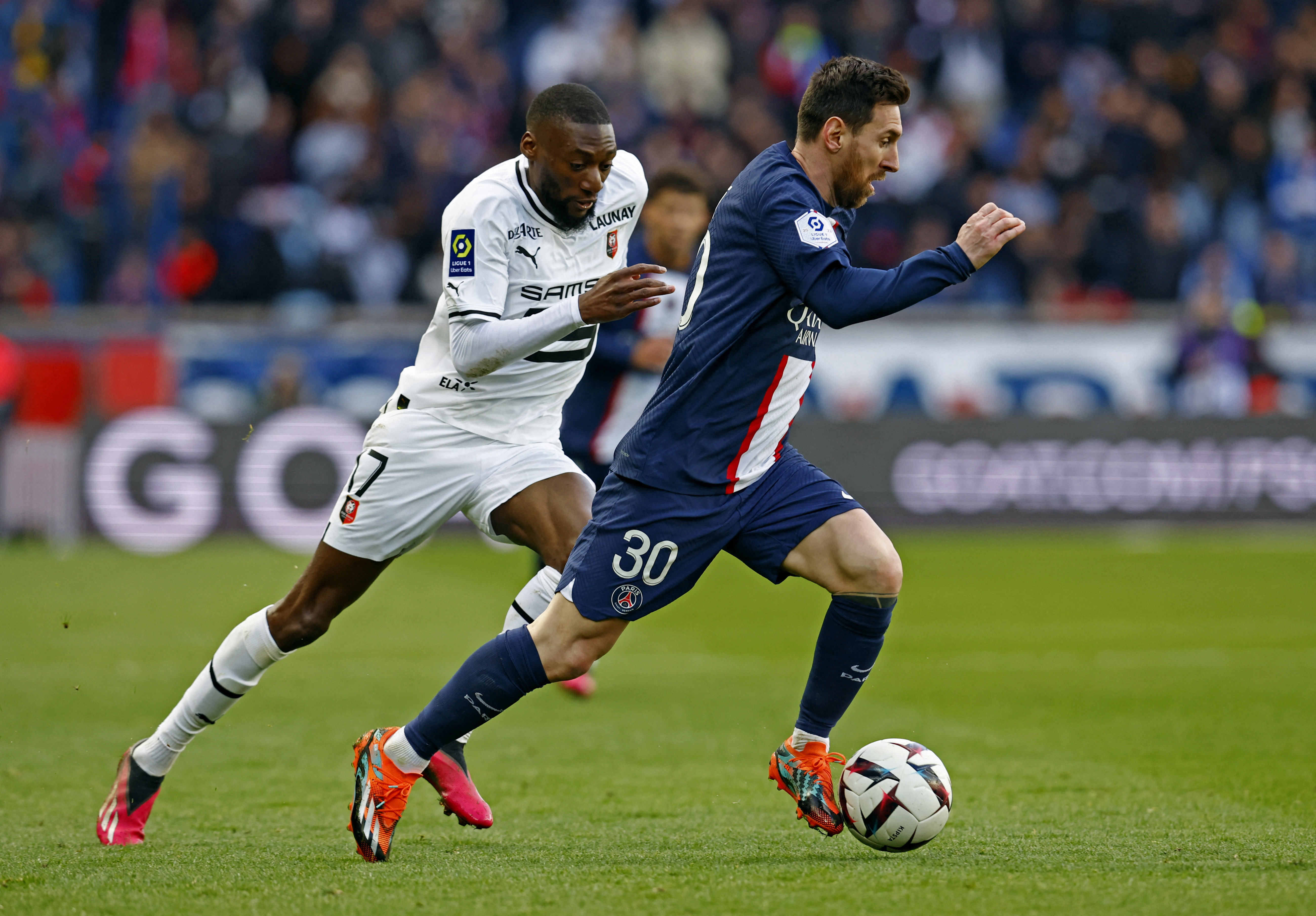 Lionel registró 26 pérdidas de balón en la derrota 2-0 frente al Stade Rennais en el Parque de los Príncipes (Foto: Reuters)