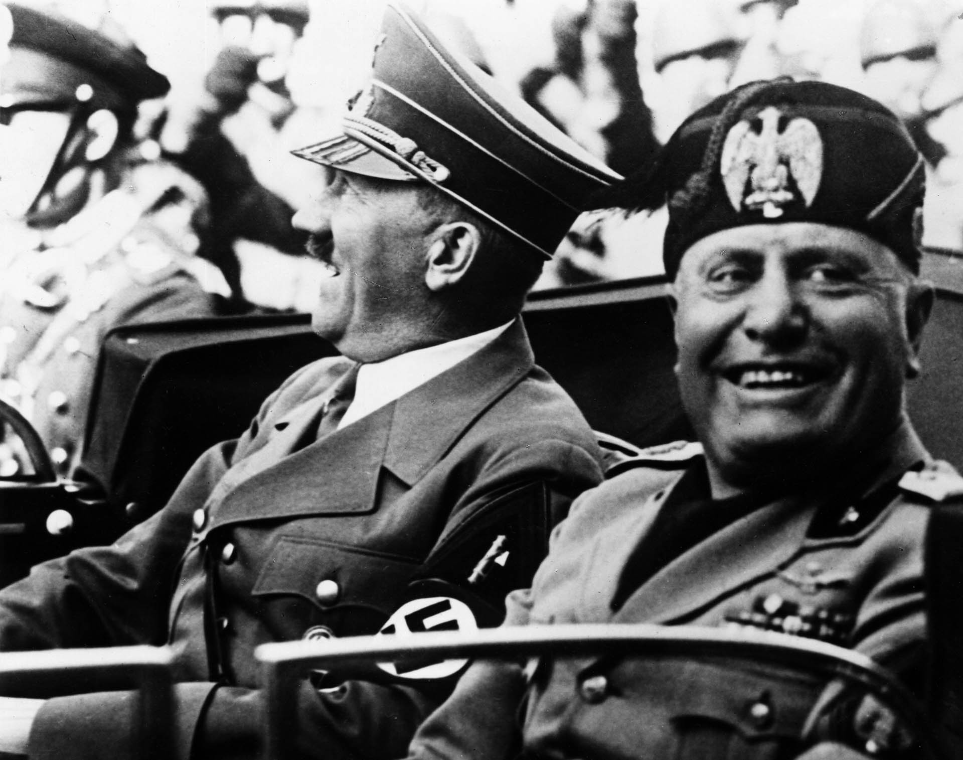 Adolf Hitler y Benito Mussolini en sonríen durante un recorrido por las calles de Florencia, en una de la svisitas que el Führer hizo a Italia  (Keystone/Getty Images)
