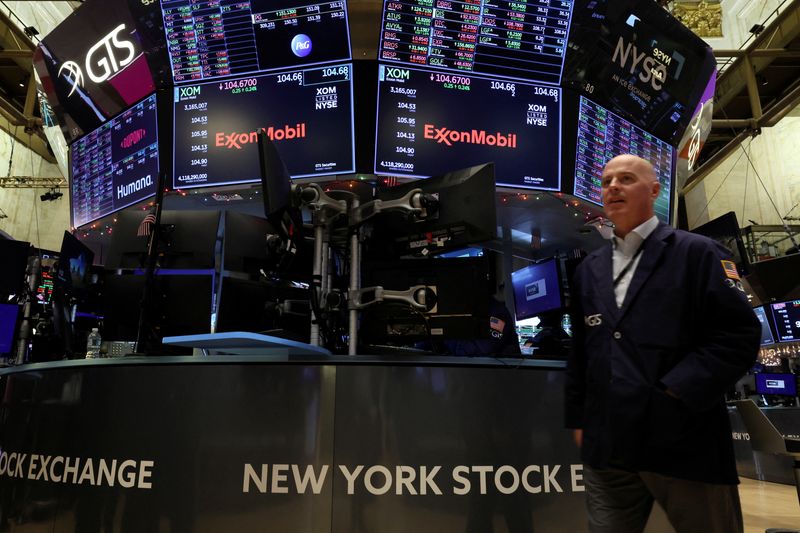 Las pantallas muestran la información comercial de ExxonMobil en el piso de la Bolsa de valores de Nueva York (REUTERS/Brendan McDermid)
