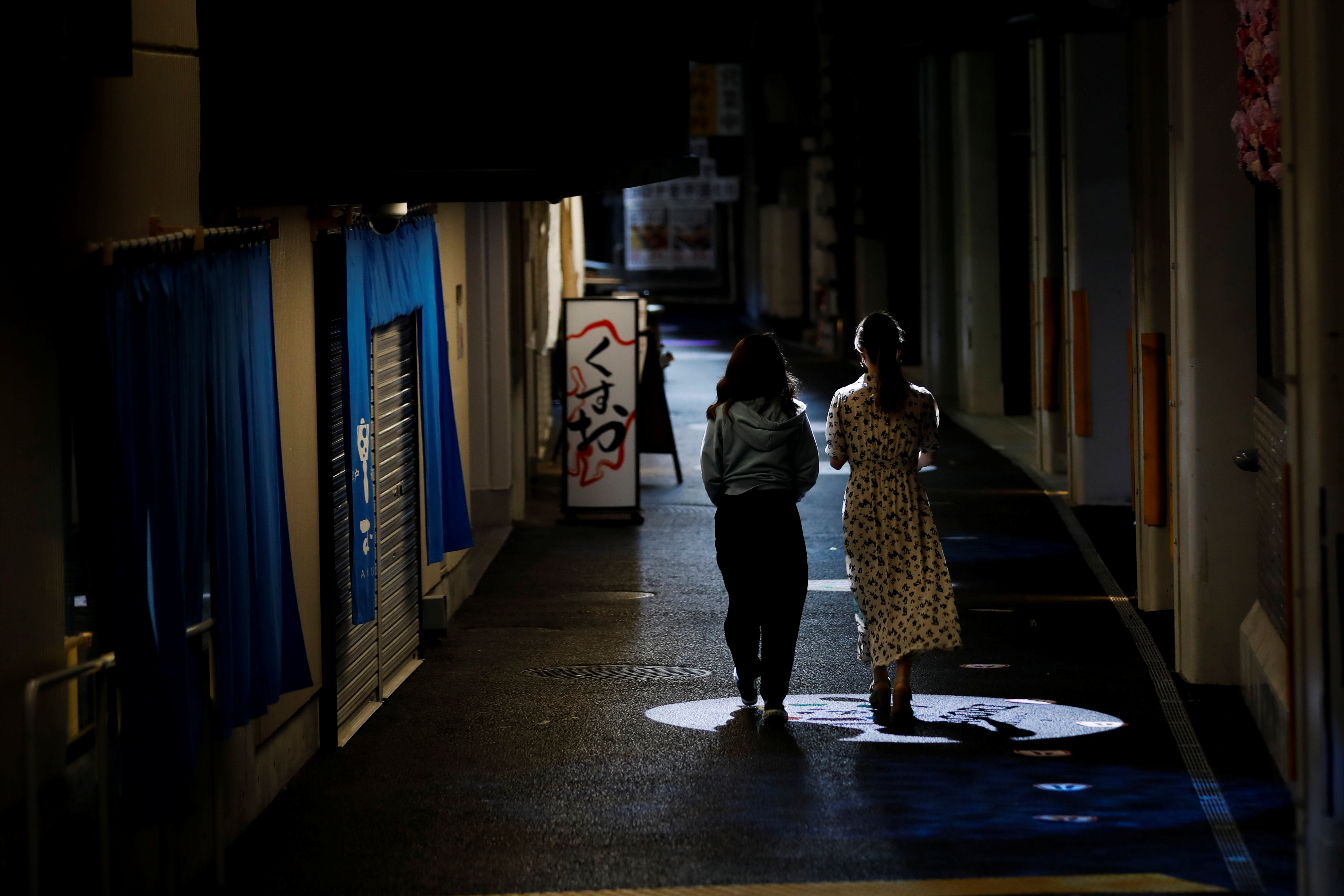 Dos mujeres caminan por un distrito en Tokio, la capital de Japón. Foto: REUTERS/Kim Kyung-Hoon
