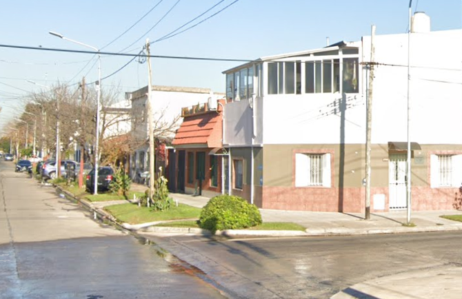 Choque en Almagro: un auto volcó, hay dos heridos y alerta por derrame de combustible