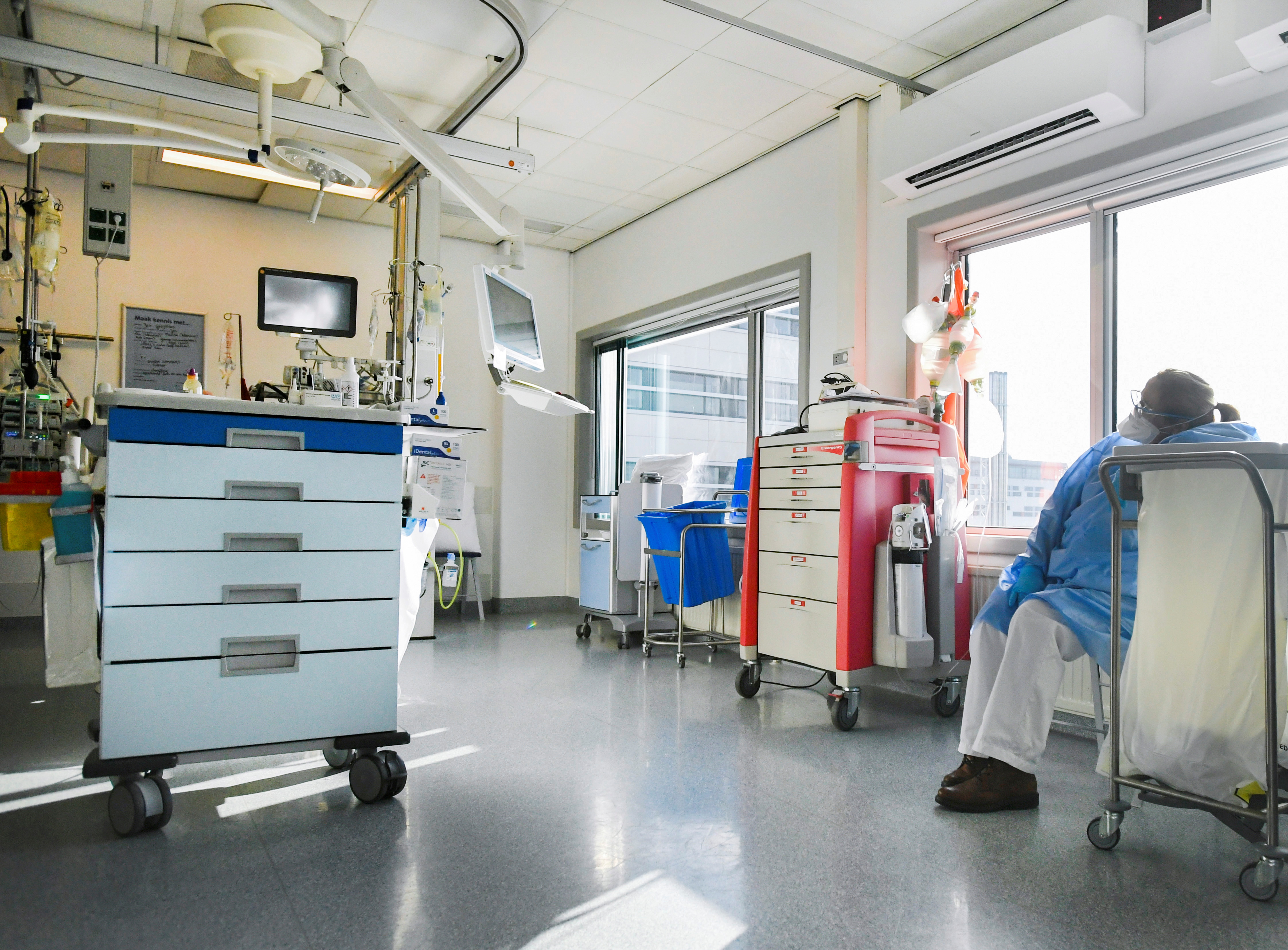 Un enfermero de los Países Bajos admitió haber matado al menos a 20 pacientes con coronavirus. Países Bajos, 10 de noviembre de 2020. REUTERS/Piroschka van de Wouw/Archivo