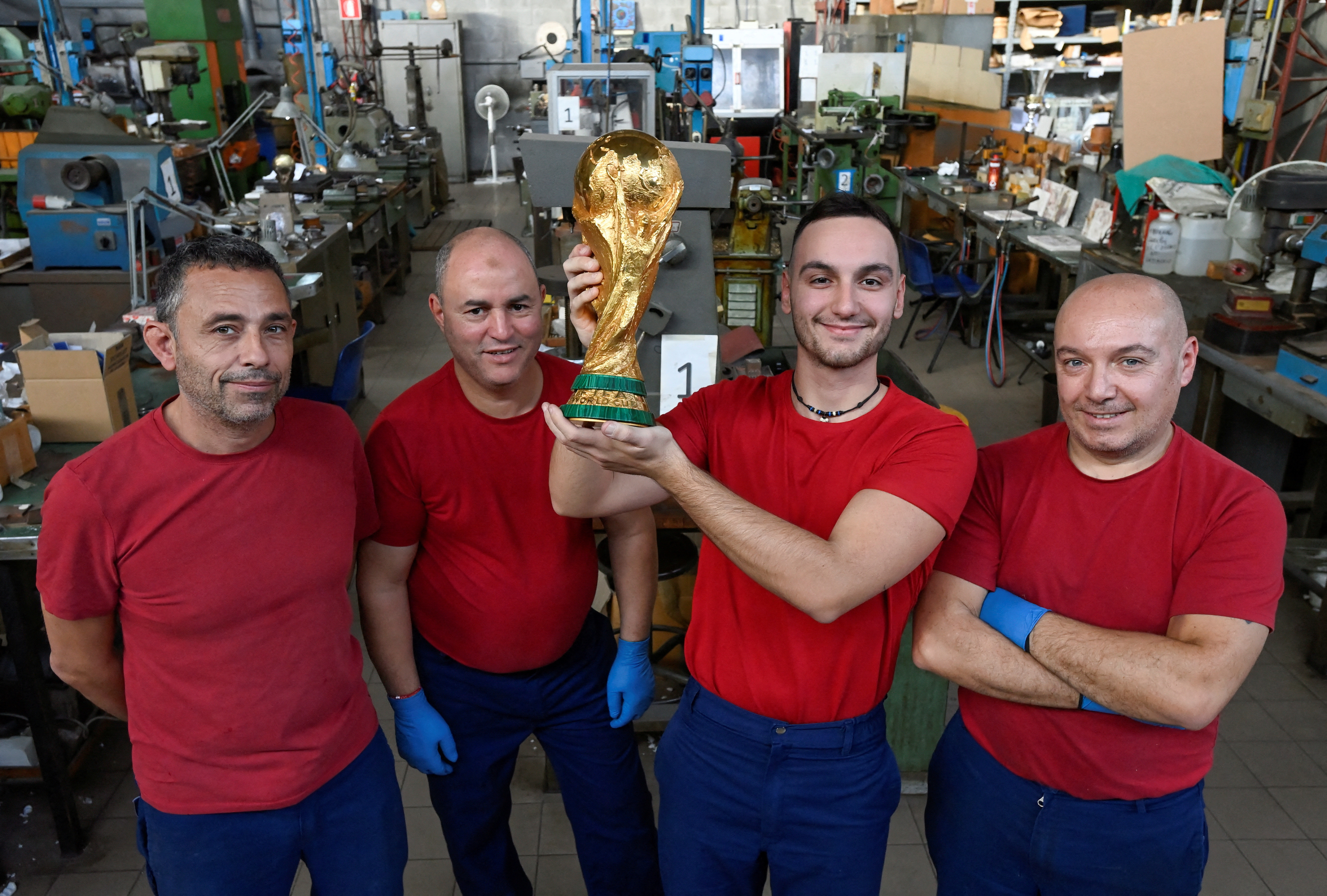 La joyería italiana que diseña la réplica de la Copa del Mundo de Fútbol  descubre los secretos del trofeo