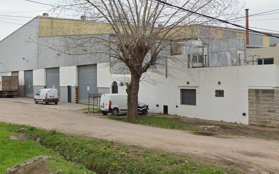 Video: un limpiavidrios protagonizó una pelea callejera y rompió un patrullero cuando se lo llevaban detenido