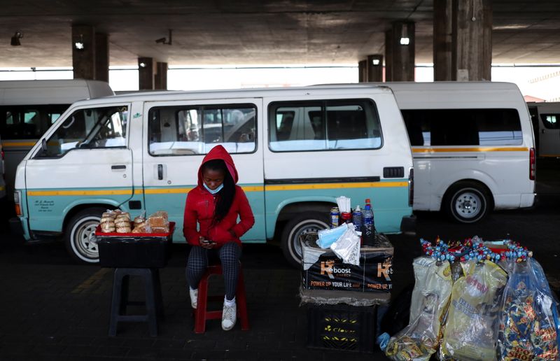 Una vendedora en un puesto callejero en Soweto, Sudáfrica (Foto: REUTERS/Siphiwe Sibeko)