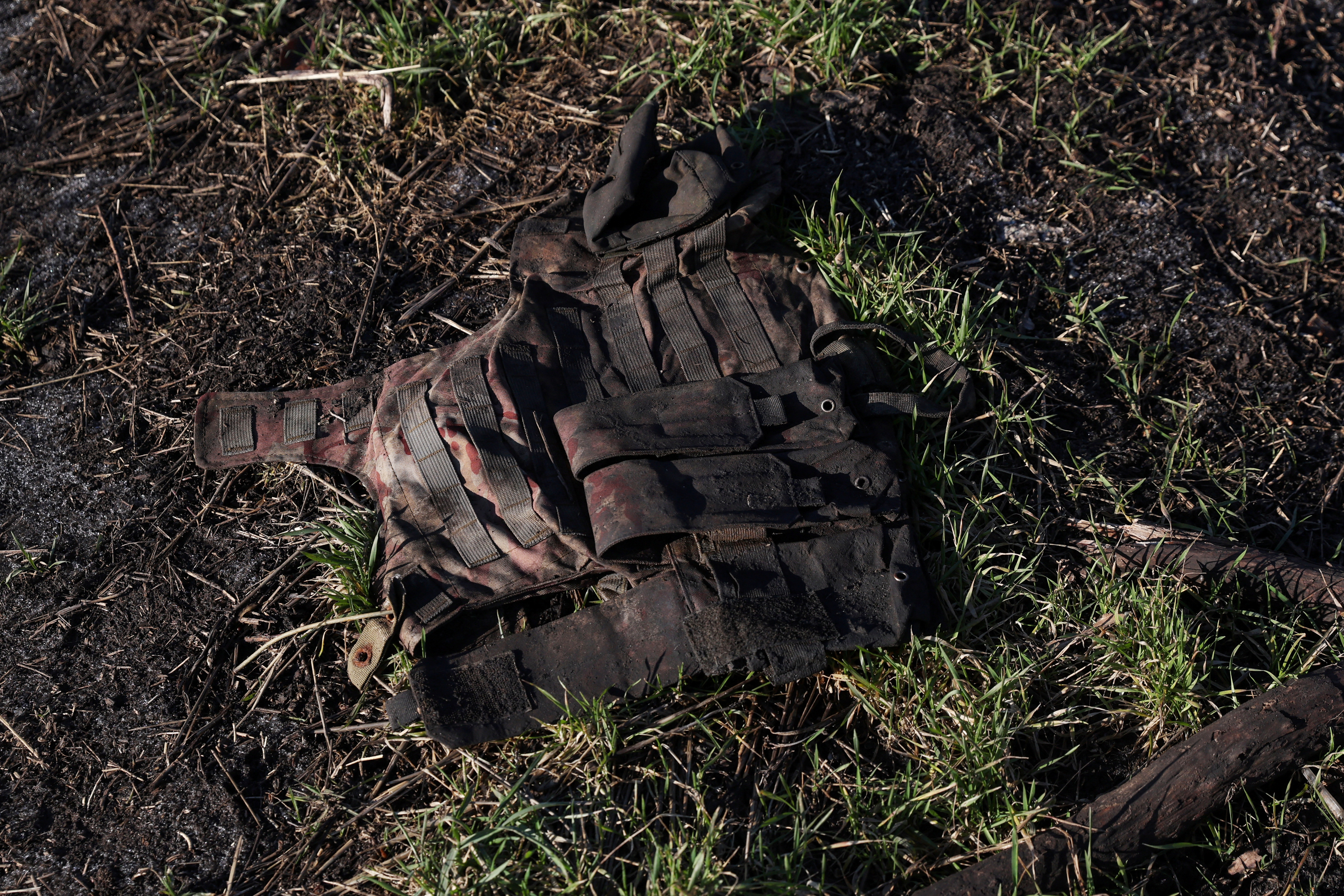 Un uniforme de un soldado ruso muerto yace en un campo minado, mientras continúa el ataque de Rusia contra Ucrania, durante la reunión de soldados rusos muertos que quedan para ser intercambiados por soldados ucranianos caídos en campos minados en la parte norte de la región de Donetsk de Ucrania. REUTERS/Shannon Stapleton
