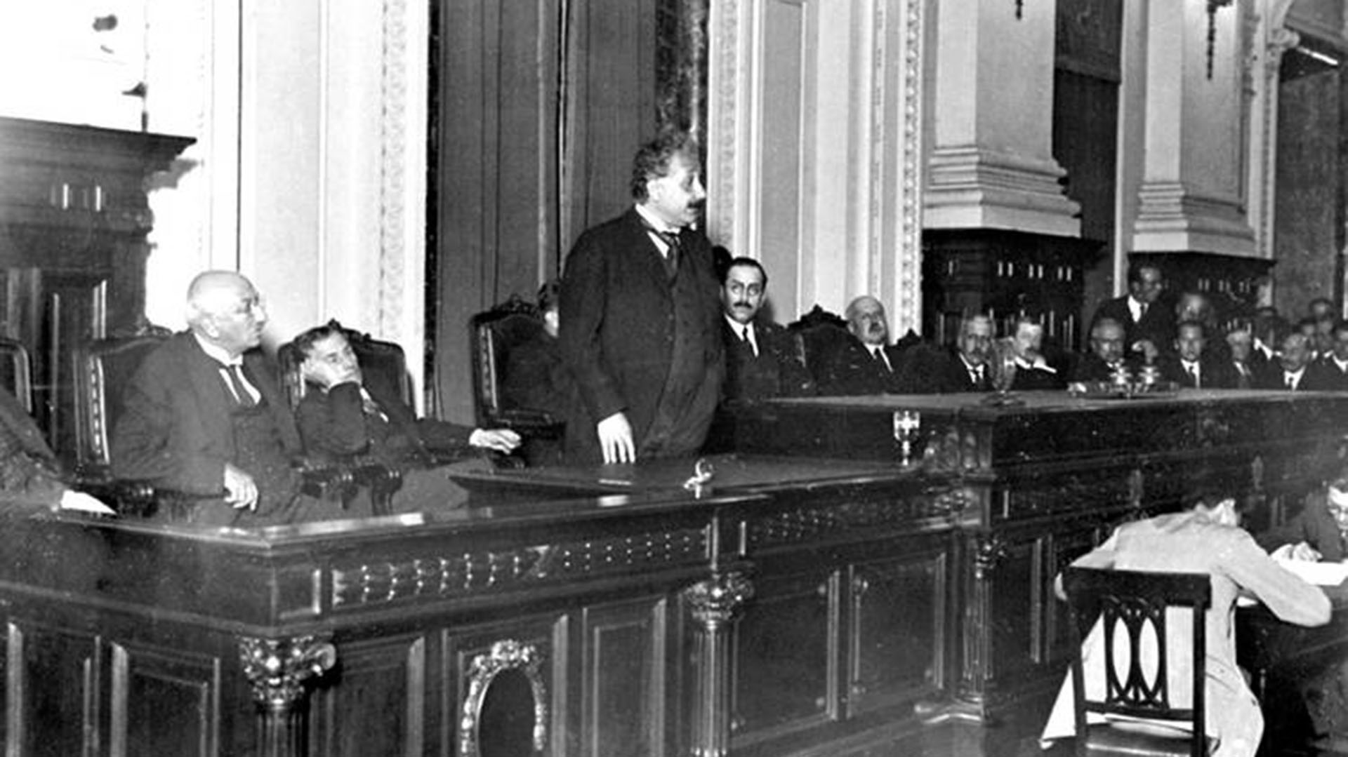 Einstein, en una de las conferencias que dio en el aula magna del Colegio Nacional de Buenos Aires (UBA) en 1920 (UBA)