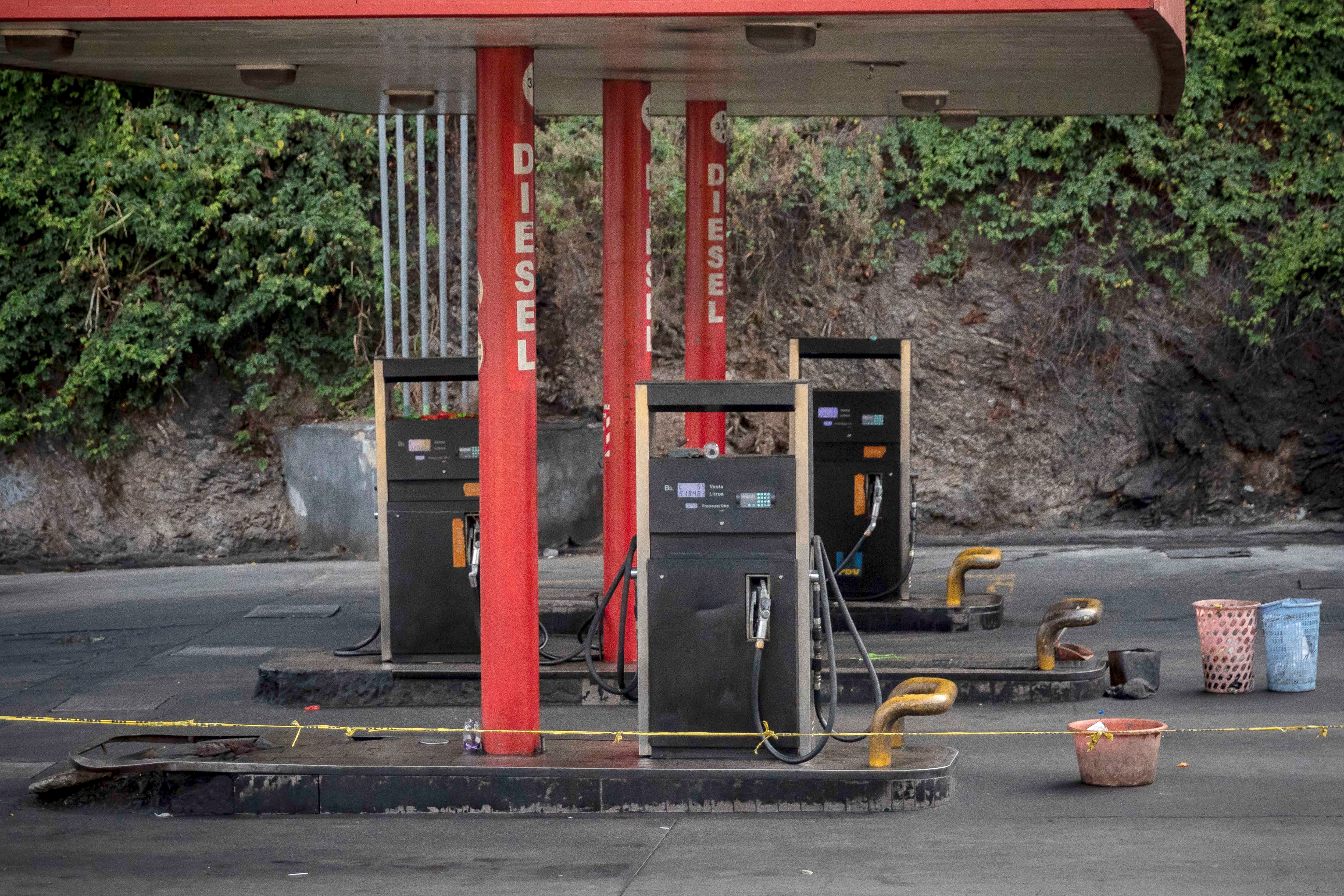 Venezuela atraviesa desde hace meses por una escasez de combustibles que acabó con el histórico subsidio que hacía de la gasolina y el gasóleo en este país los más baratos del mundo. EFE/Rayner Pena R/Archivo
