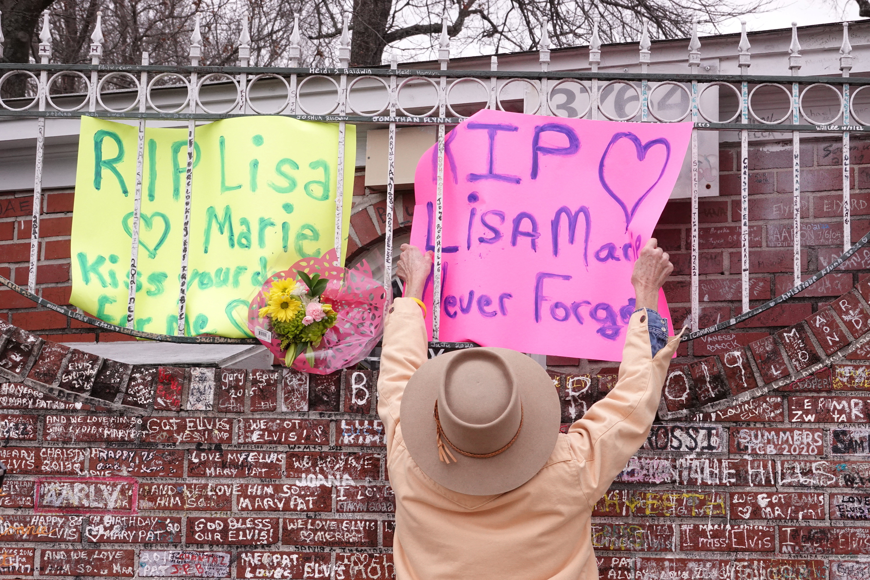 Fanáticos dejaron carteles tras conocer la noticia de su fallecimiento (REUTERS/Karen Pulfer Focht)