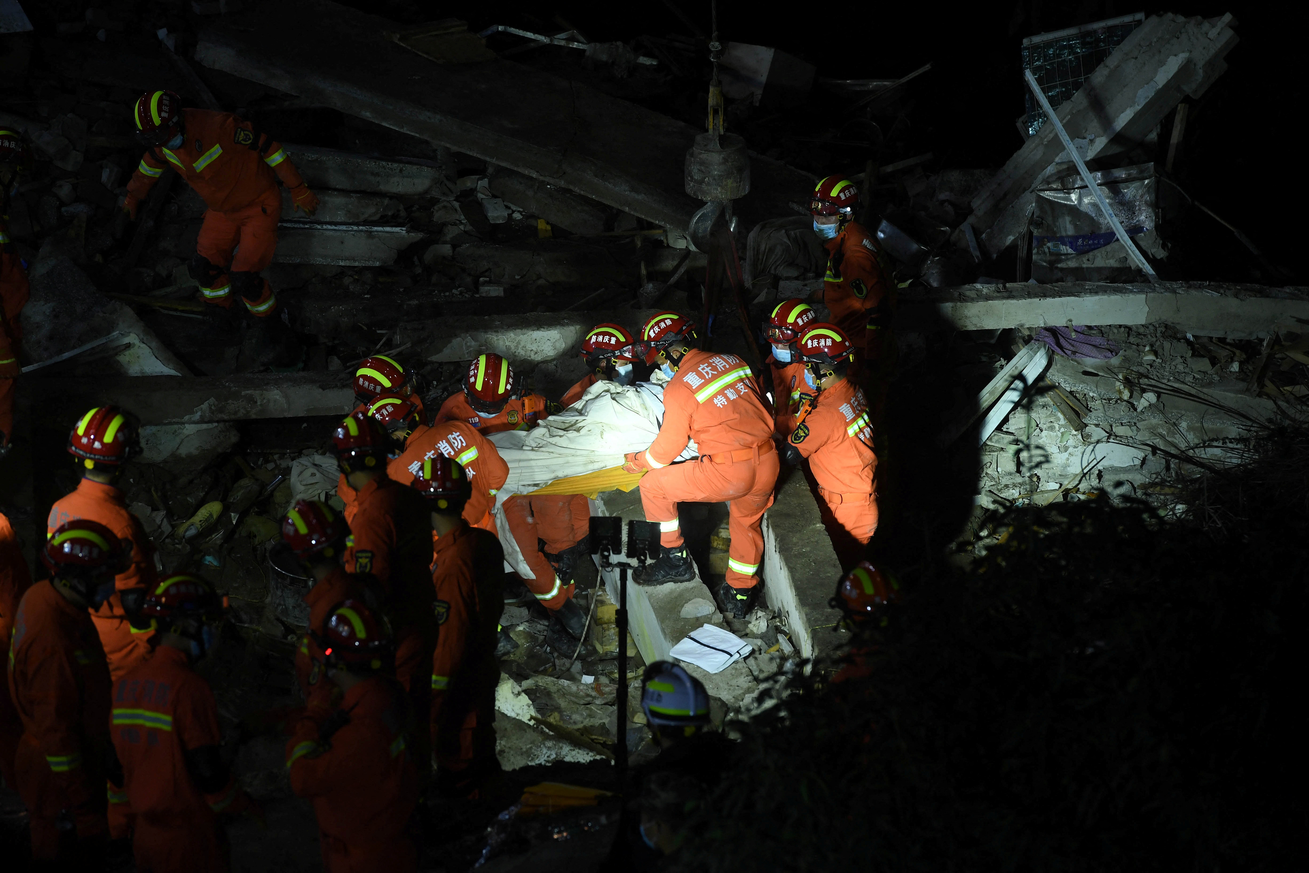 FOTO DE ARCHIVO: Los bomberos llevan a cabo una operación de rescate en el lugar donde se derrumbó un edificio que albergaba una cantina tras una explosión, en el distrito de Wulong de Chongqing, China, el 7 de enero de 2022. cnsphoto via REUTERS