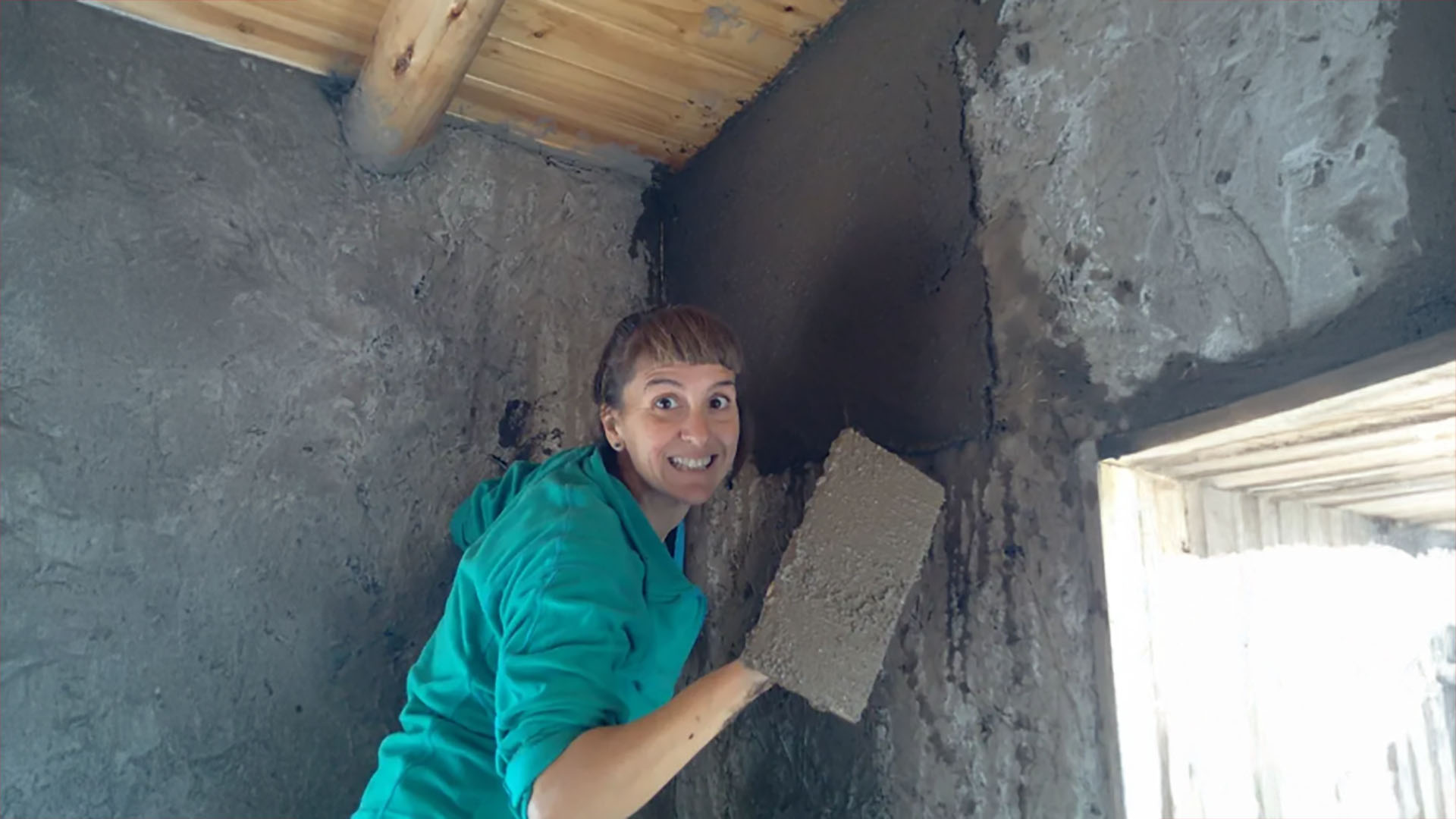 De Berazategui a Traslasierra: construy&oacute; una casa de adobe y paja con sus propias manos en el monte donde hoy vive con su hijo