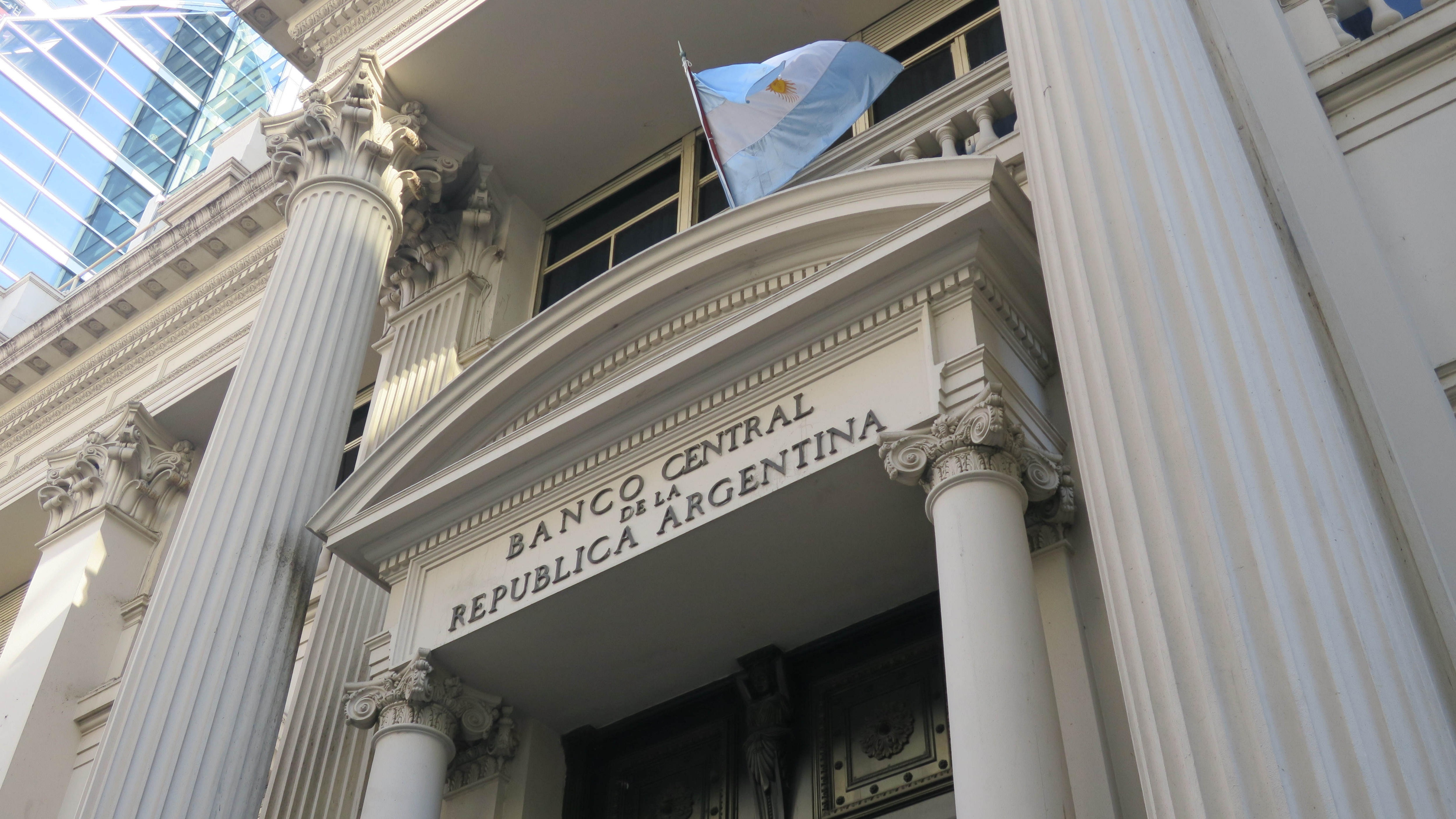 Vista general de la fachada del edificio del Banco Central de la República de Argentina en Buenos Aires. EFE/Cristina Terceiro/Archivo
