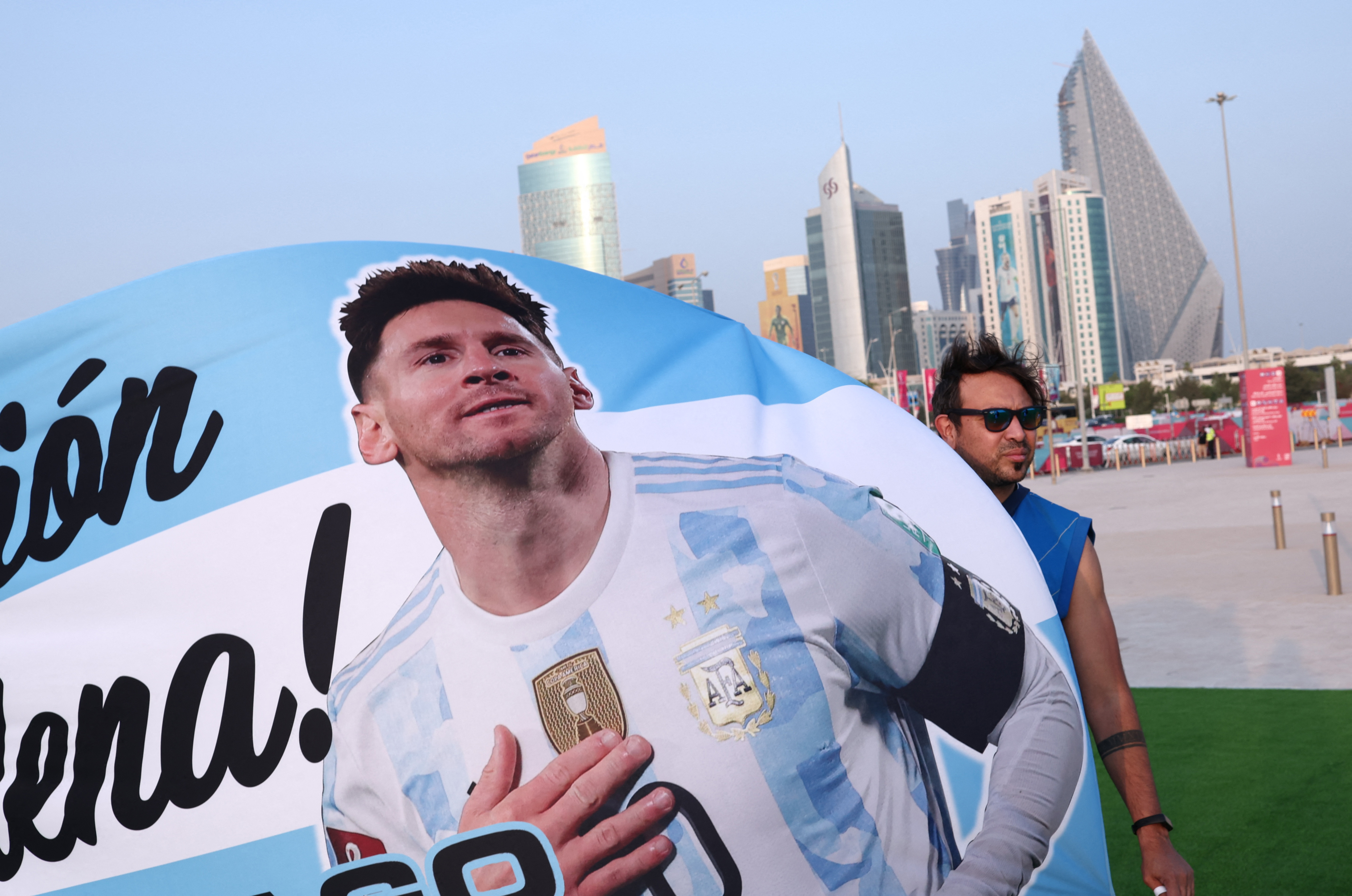 Piłka nożna – FIFA World Cup Katar 2022 – Otwarcie FIFA Fan Fest – FIFA Fan Fest w Al Bidda Park, Doha, Katar – 19 listopada 2022 r. Kibice Argentyny wystawiają sztandar Lionela Messiego na otwarciu FIFA Fan Fest REUTERS / Marko Djurica
