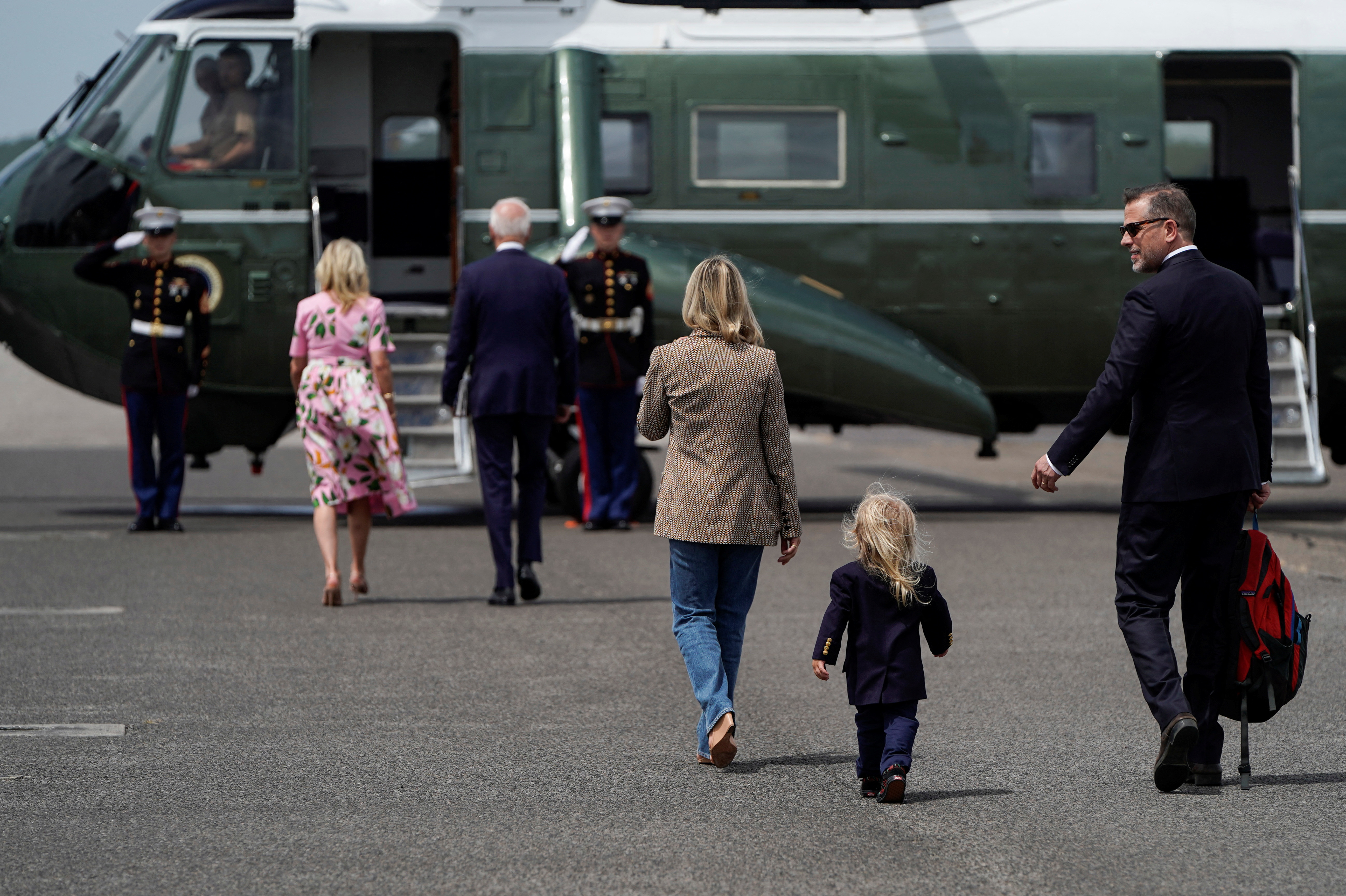 Hunter Biden, su esposa Melissa Cohen y su hijo Beau, siguen al presidente Joe Biden y la Primera Dama, Jill Biden, hacia el Marine One que los llevará de vacaciones a una isla de Carolina del Sur (REUTERS/Joshua Roberts)