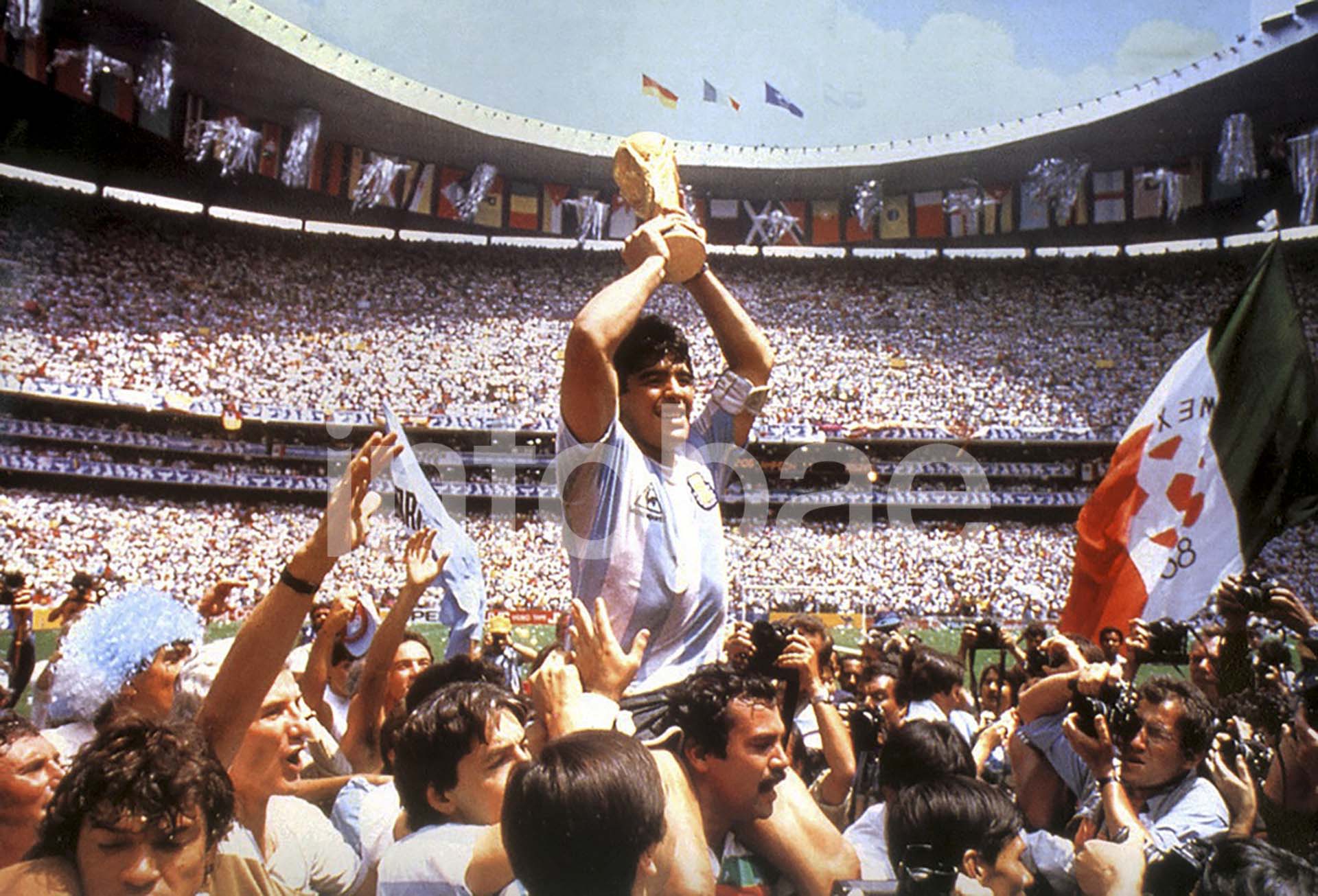 Diego Maradona levanta la Copa del Mundo en México 1986