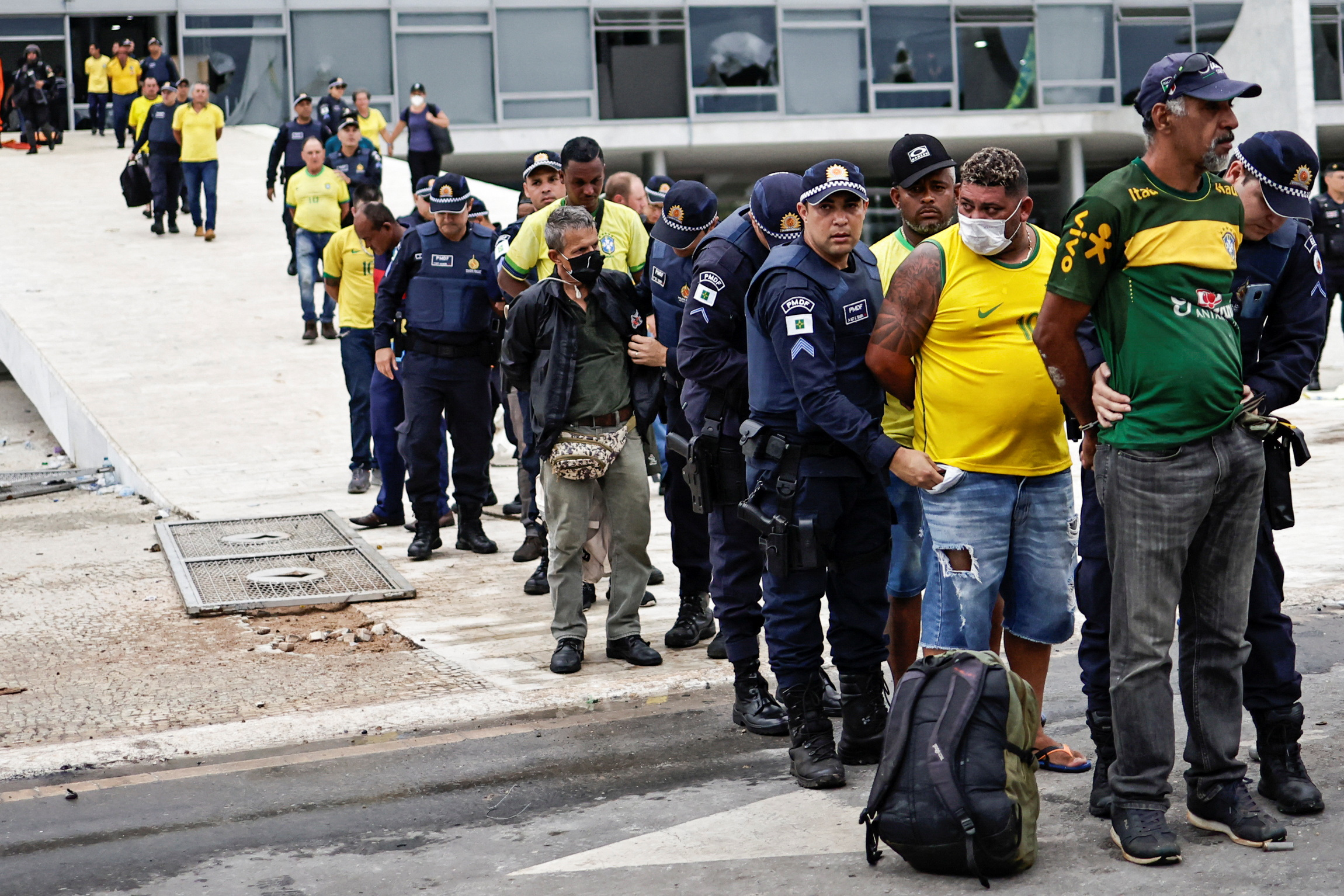 Fuerzas de seguridad detienen a partidarios del ex presidente de Brasil Jair Bolsonaro durante el asalto al Palacio de Planalto en Brasilia, Brasil, 8 de enero de 2023. REUTERS/Ueslei Marcelino