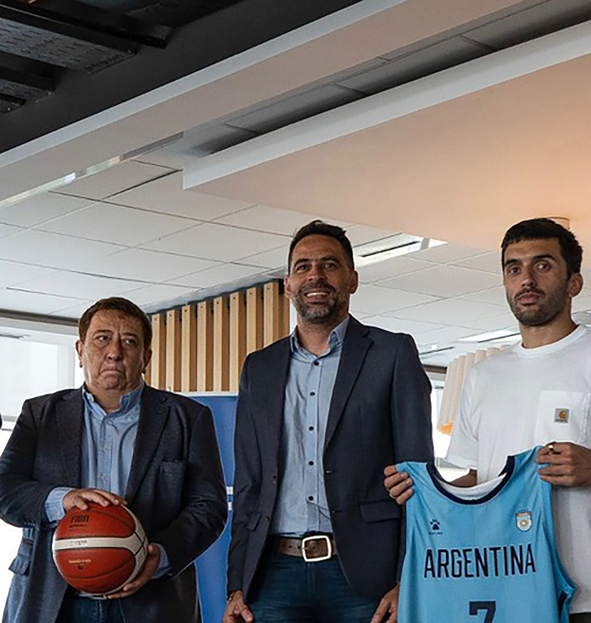 Una foto que dice mucho. La seriedad de Campazzo y Fabián Borro, el dueño con la pelota, en la renovación de uno de los pocos sponsors que le quedan a la CAB