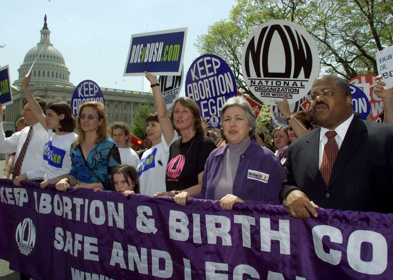 FOTO DE ARCHIVO: La presidenta de  Organization for Women Patricia Ireland marcha con manifestantes que defienden el derecho al aborto en el edificio del Capitolio en EEUU, 22 de abril del 2001./Foto de archivo