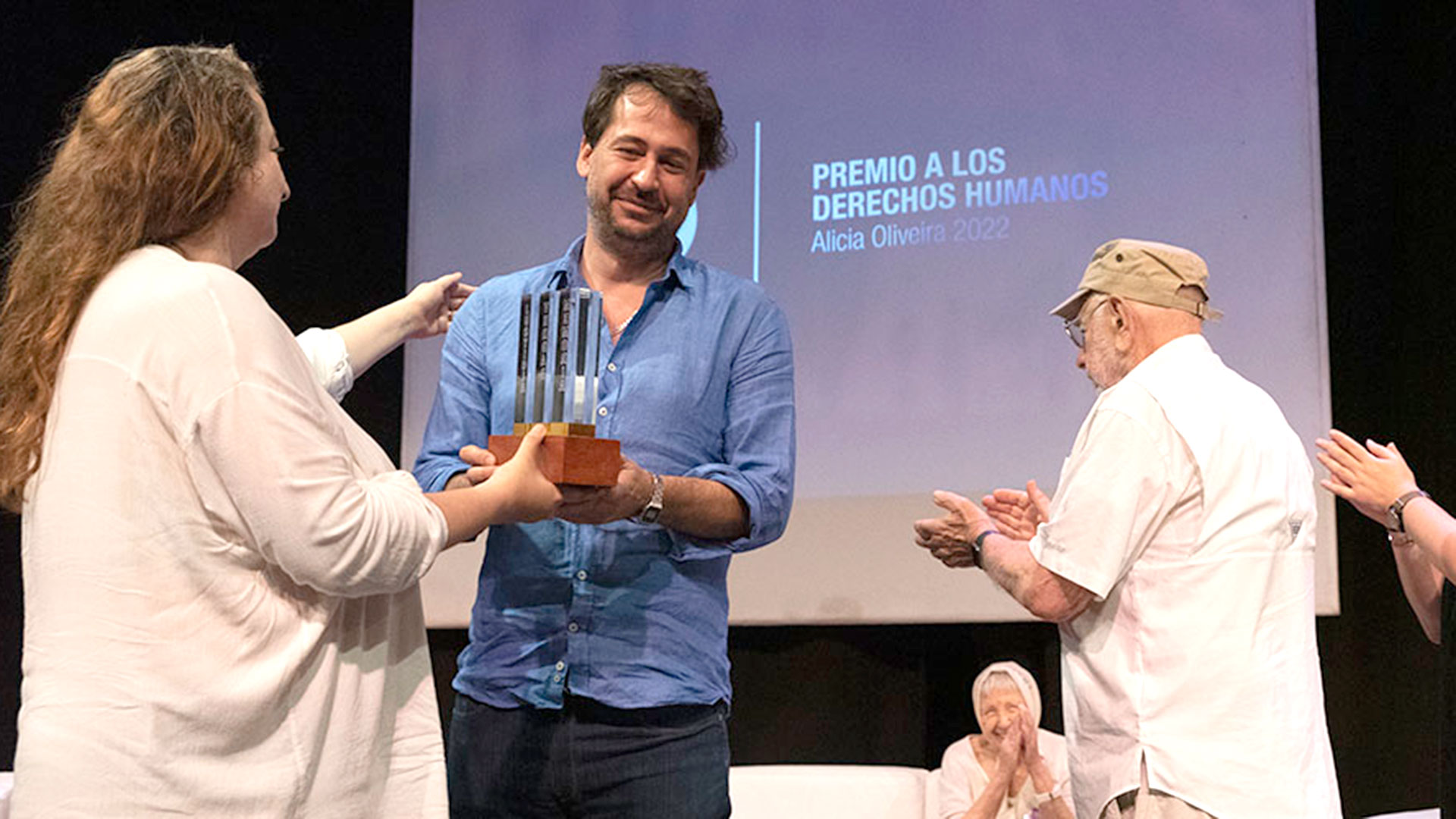 La Defensoría del Pueblo porteña María Rosa Muiños entrega el premio al director de cine Santiago Mitre