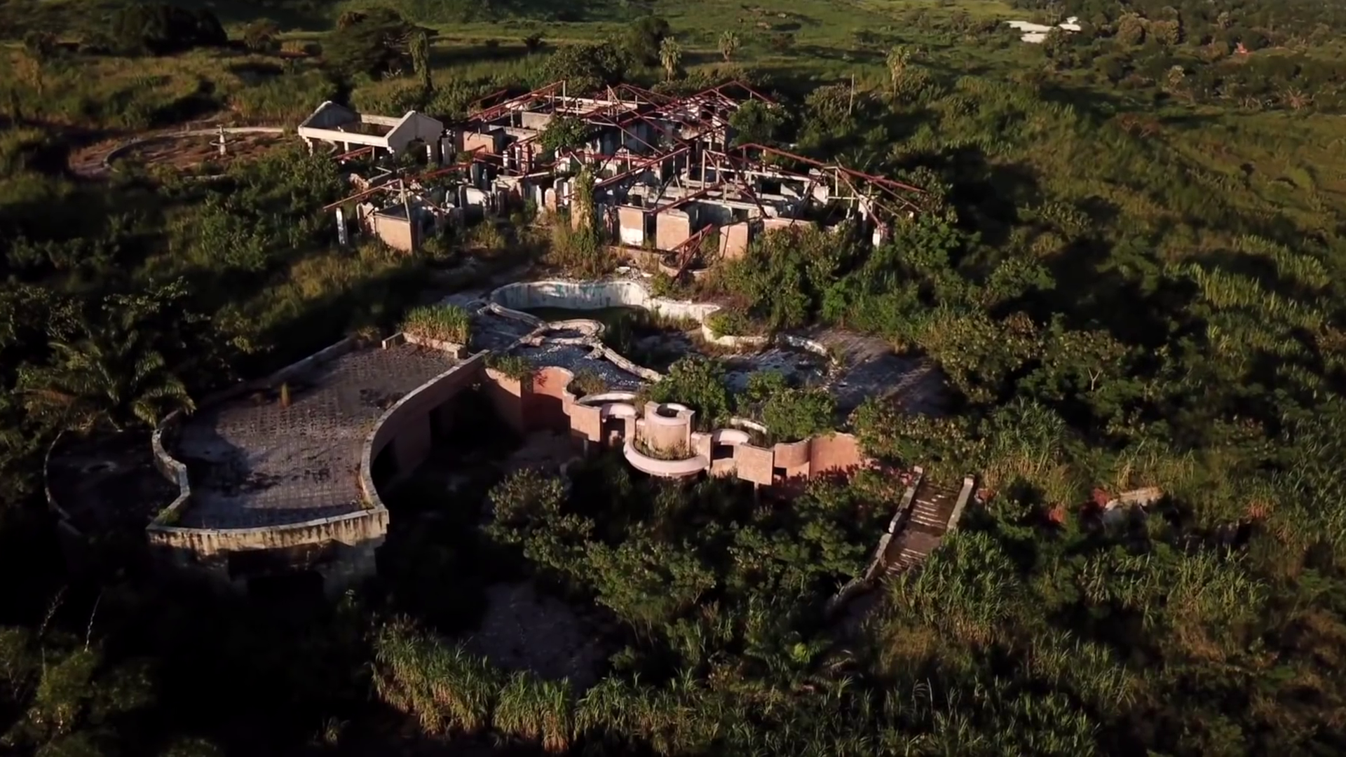 El Palacio de Mobutu en Gbadolite que tras su caída del poder fue abandonado y saqueado al igual que toda la ciudad que volvió a convertirse en un aldea en la que sólo hay pobreza y hambre