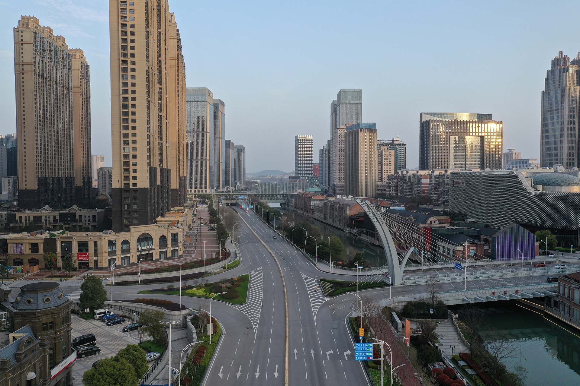 Foto aérea de una intersección de autopistas en Wuhan, Hubei, China (Photo by STR / AFP/ China OUT)