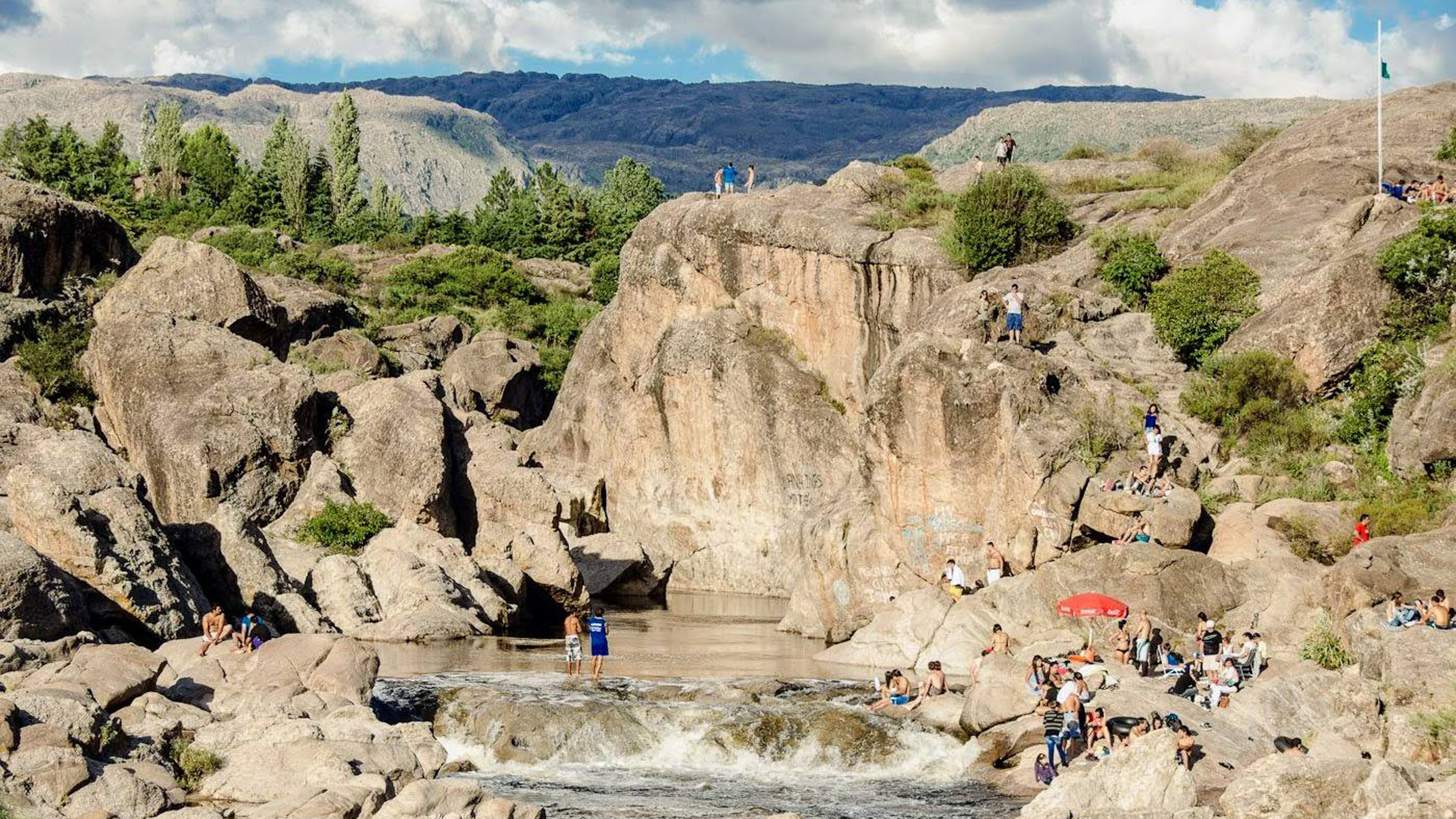 Tiene solo 12 mil habitantes y alberga tres r&iacute;os &uacute;nicos: el destino cordob&eacute;s a 122 km de la capital para una escapada de fin de semana