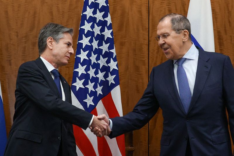"l Secretario de Estado de EEUU, Antony Blinken, saludando al ministro de Exteriores ruso, Sergei Lavrov, antes de unas conversaciones en Ginebra, el 21 de enero de 2022 (Reuters)