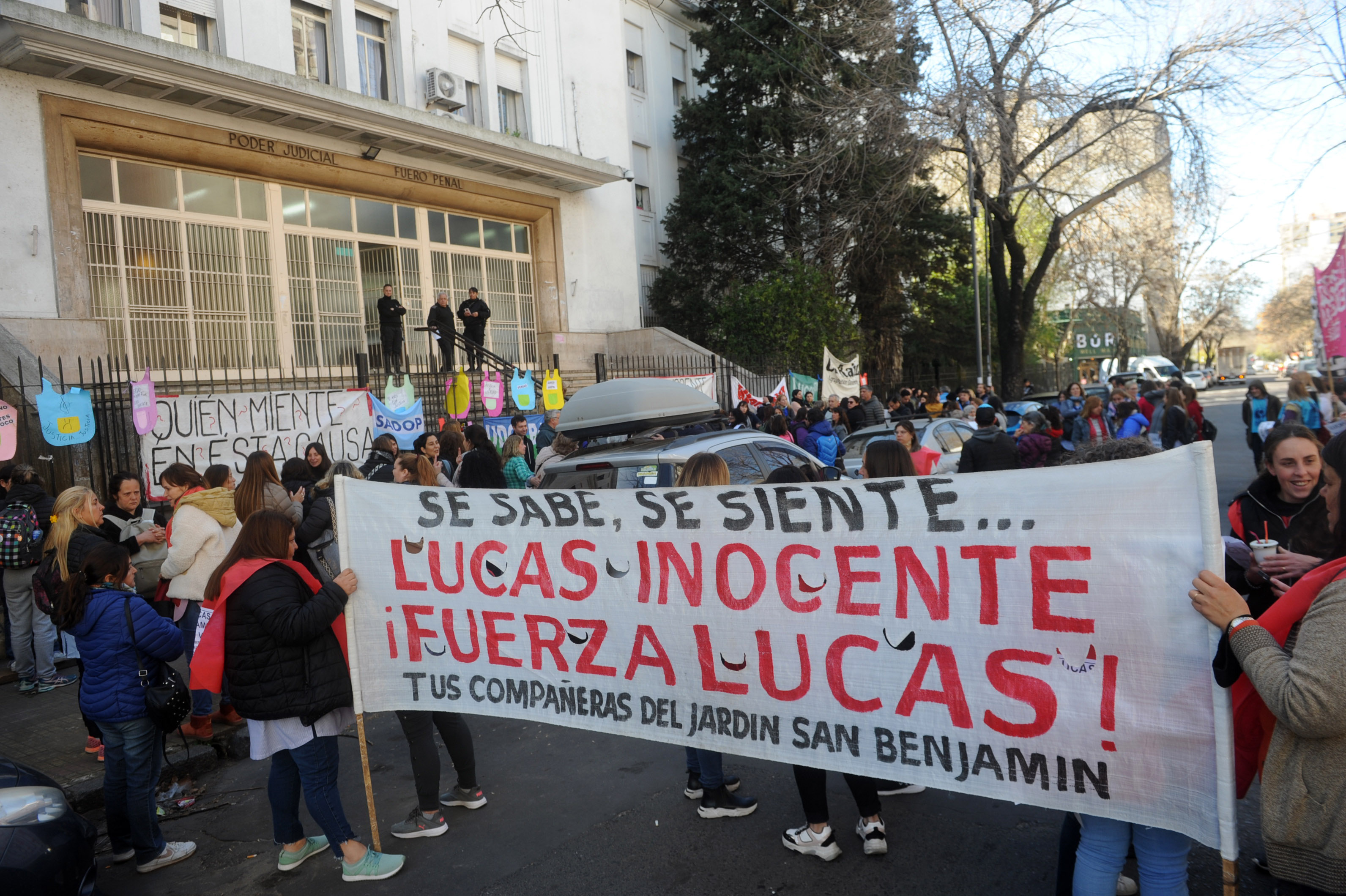 Un grupo de docentes manifestó su apoyo a Puig frente a los Tribunales