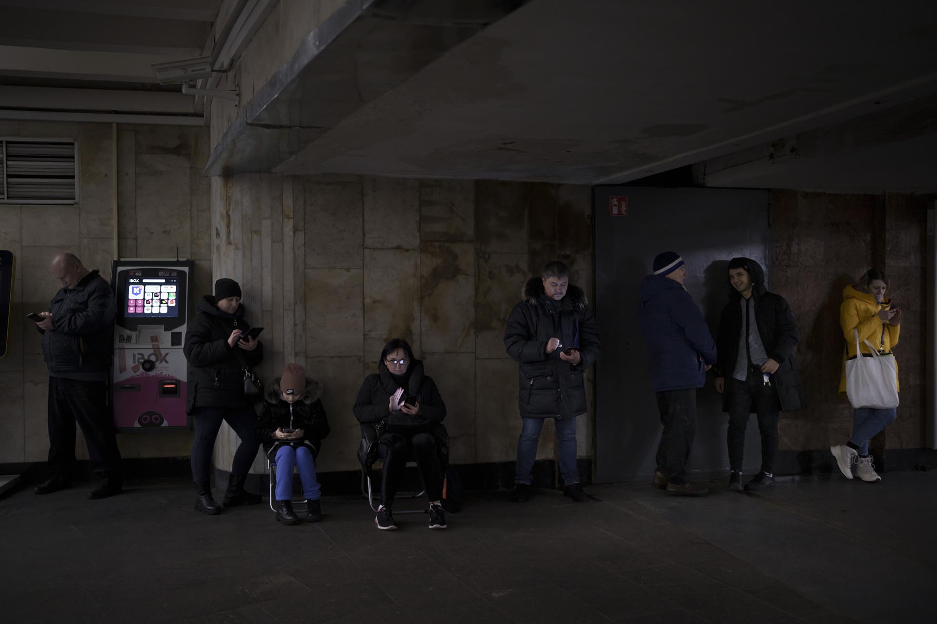 ARCHIVO - Las personas usan sus teléfonos mientras se reúnen en una estación de metro durante una alarma de ataque aéreo, en Kiev, Ucrania, el miércoles 21 de diciembre de 2022.  (Foto AP/Felipe Dana, archivo)

