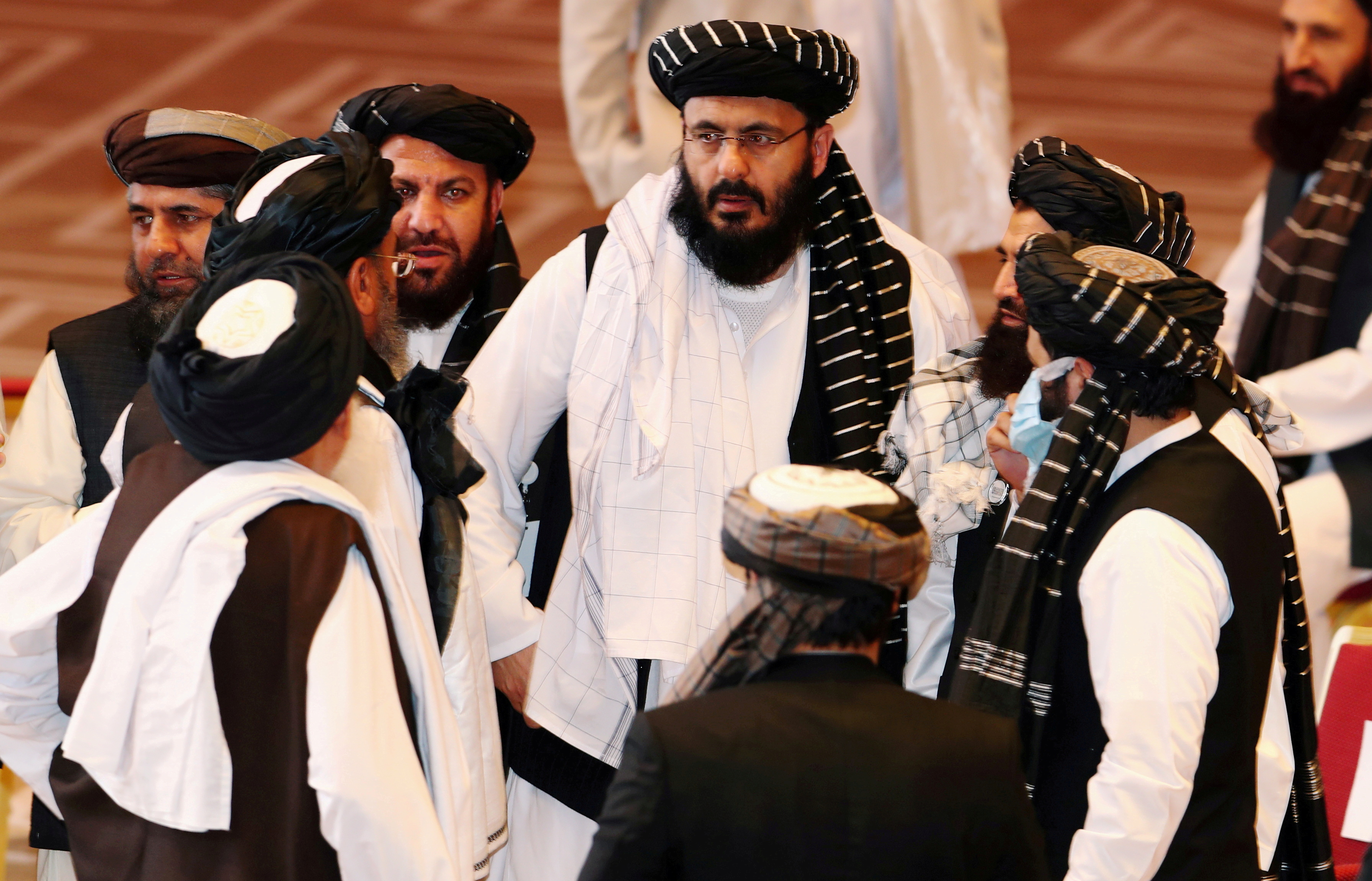 Delegados talibanes hablan durante las conversaciones entre el gobierno afgano y los insurgentes talibanes en Doha, Qatar, el 12 de septiembre de 2020. (REUTERS / Ibraheem al Omari / Foto de archivo)