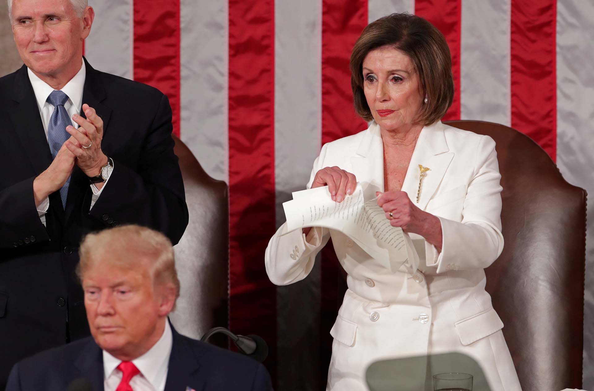 La líder demócrata de la cámara baja Nancy Pelosi rompe la copia dle discurso del Estado de la Unión que acaba de terminar de pronunciar el presidente Donald Trump (4 de febrero)